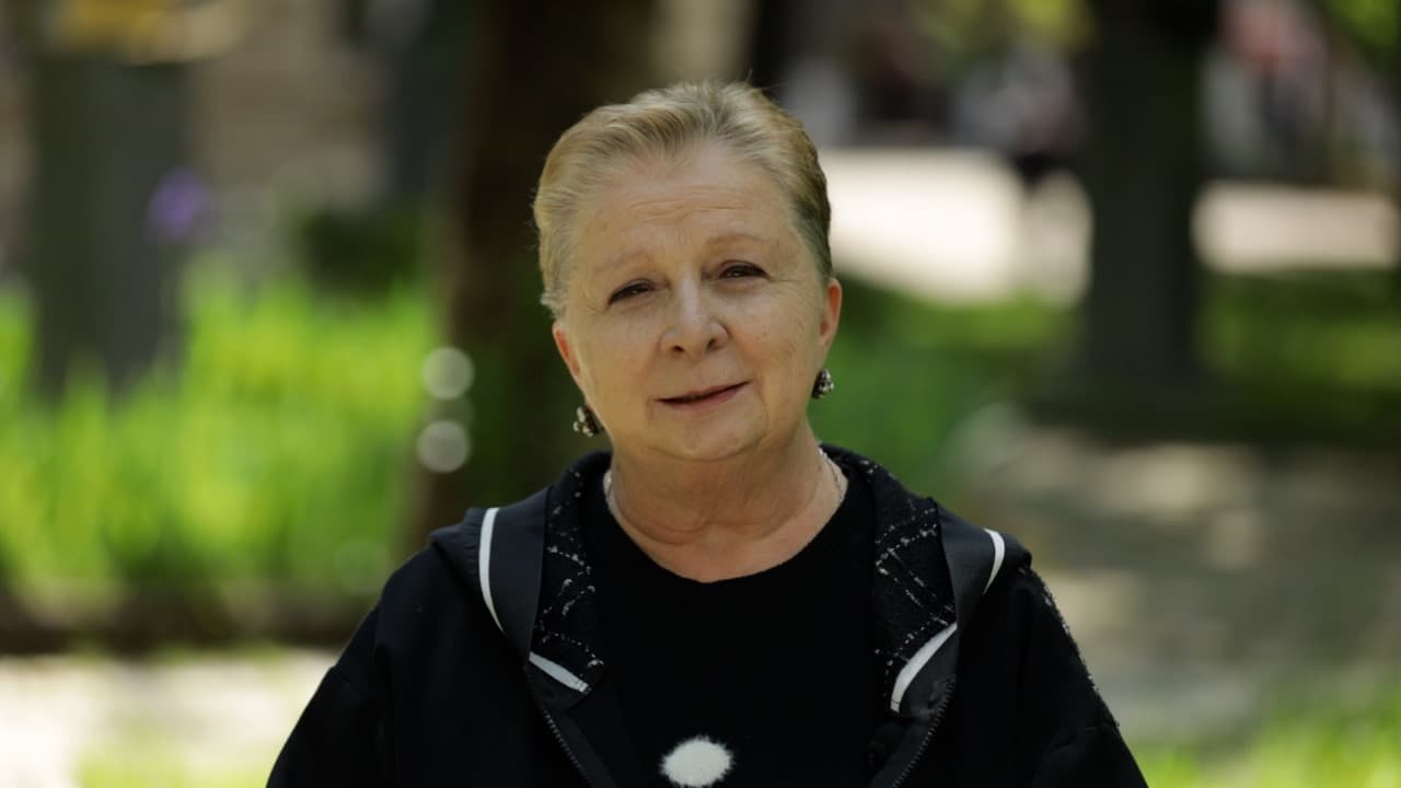 <p>"გვირილობა" ქველმოქმედების სურნელია“ – ასე იწყებს საუბარს კულტუროლოგი, აკაკი წერეთლის სახელმწიფო უნივერსიტეტის ასოცირებული პროფესორი რუსუდან მიქაუტაძე, რომელიც ქუთაისქალაქობის – ქალაქის განსაკუთრებული დღის შესახებ რეალურ ისტორიას გვიყვება. ეს ვიდეო სულ სხვა კუთხით გვიჩვენებს იმას, რაც წლების განმავლობაში ხალხურ დღესასწაულად იქცა, თუმცა ღრმად ემოციური ფესვები აქვს.</p><p>ქუთაისქალაქობა, რომელიც 2 მაისს აღინიშნება, არის ადამიანების სიყვარულის, თანადგომის, ქველმოქმედების დღესასწაული. რუსუდან მიქაუტაძე გვახსენებს, რომ „გვირილობა“ ჯერ კიდევ მე-20 საუკუნის დასაწყისში შეიქმნა და მაშინ ქუთაისელი გოგონები ქუჩებში გვირილებით გამოდიოდნენ – ყვავილებს ყიდდნენ, შემოსული თანხა კი ტუბერკულოზით დაავადებული ადამიანების დასახმარებლად იყრიდა თავს.</p><p>ეს ტრადიცია ქუთაისმა შეინარჩუნა როგორც თანაგრძნობისა და ადამიანობის კულტურა.</p><p>"ქუთაისი არის ქალაქი, რომელსაც ხალხი ქმნის და ეს ხალხი არასდროს ყოფილა გულგრილი", – ამბობს მიქაუტაძე. მისი სიტყვები თითქოს გვაბრუნებს იმ დროში, როდესაც უბრალო ადამიანების ერთმა მცირე ჟესტმა – გვირილის გაყიდვამ – სიცოცხლე შეუნარჩუნა სხვას.</p><p>რუსუდან მიქაუტაძე გვიხსნის თუ რას ნიშნავს იყო ქუთაისელი და რამხელა პასუხისმგებლობასთან ასოცირდება ეს ყველაფერი, ის ასევე იხსენებს მისი ბავშვობის ქუთაისს და საუბრობს იმ თემებზე, რაც ამ დროის განმავლობაში შეიცვალა მის ქალაქში.</p><p>“ქუთაისელობა არის დიდი პასუხისმგებლობა, უნდა გიყვარდეს და გტკიოდეს შენი ქალაქი, ყოველდღიურად უნდა ცდილობდე, რომ შენი ქალაქი გახდეს უფრო უკეთესი”, - აღნიშნავს ის.</p><div class="iframe-wrapper"><iframe src="https://www.youtube.com/embed/jS8ZJ4TBYhU?si=hlsuWLhQEL_ALSyV" frameborder="0" allowfullscreen="true" width="560" height="315" title="YouTube video player" allow="accelerometer; autoplay; clipboard-write; encrypted-media; gyroscope; picture-in-picture; web-share"></iframe></div><p>ქუთაისქალაქობა დღეს კულტურულ ღონისძიებებს, მუსიკას, ფერად ქუჩებსა და კონცერტებს უკავშირდება, მაგრამ მისი ემოციური საფუძველი რჩება უცვლელი – ერთმანეთის გვერდით დგომა. ეს დღესასწაული გვახსენებს, რომ ნამდვილ ისტორიებს ადამიანები წერენ, ქალაქი კი სწორედ ამ ადამიანების ამონარიდია.</p><p>სწორედ ასეთ ისტორიას გვიამბობს რუსუდან მიქაუტაძე – სიყვარულით, სითბოთი და ქალაქზე მზრუნველობით აღსავსე ენით.</p>