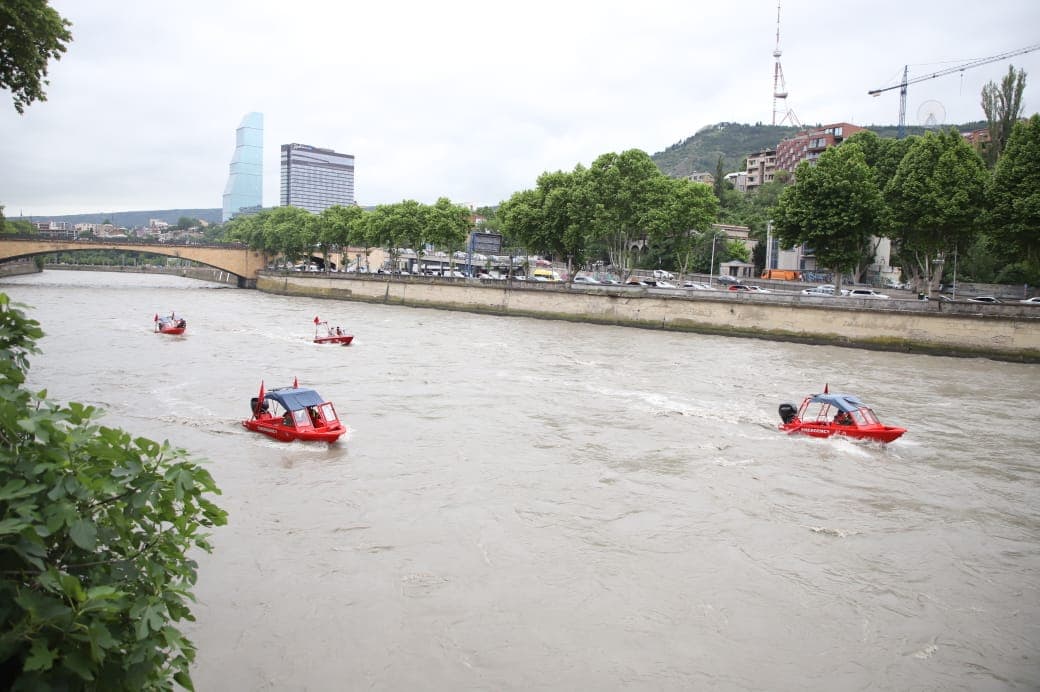 Search and rescue teams, including divers, watercraft, and specialized units from the Ministry of Internal Affairs, have been deployed to the site.