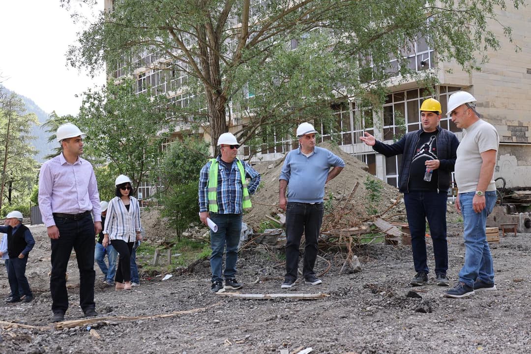 ბორჯომის თვითმმართველობის წარმომადგენლები სასპორტო სკოლის და ბიბლიოთეკის შენობის რეკონსტრუქცია/რეაბილიტაციის სამუშაოებს გაეცნენ