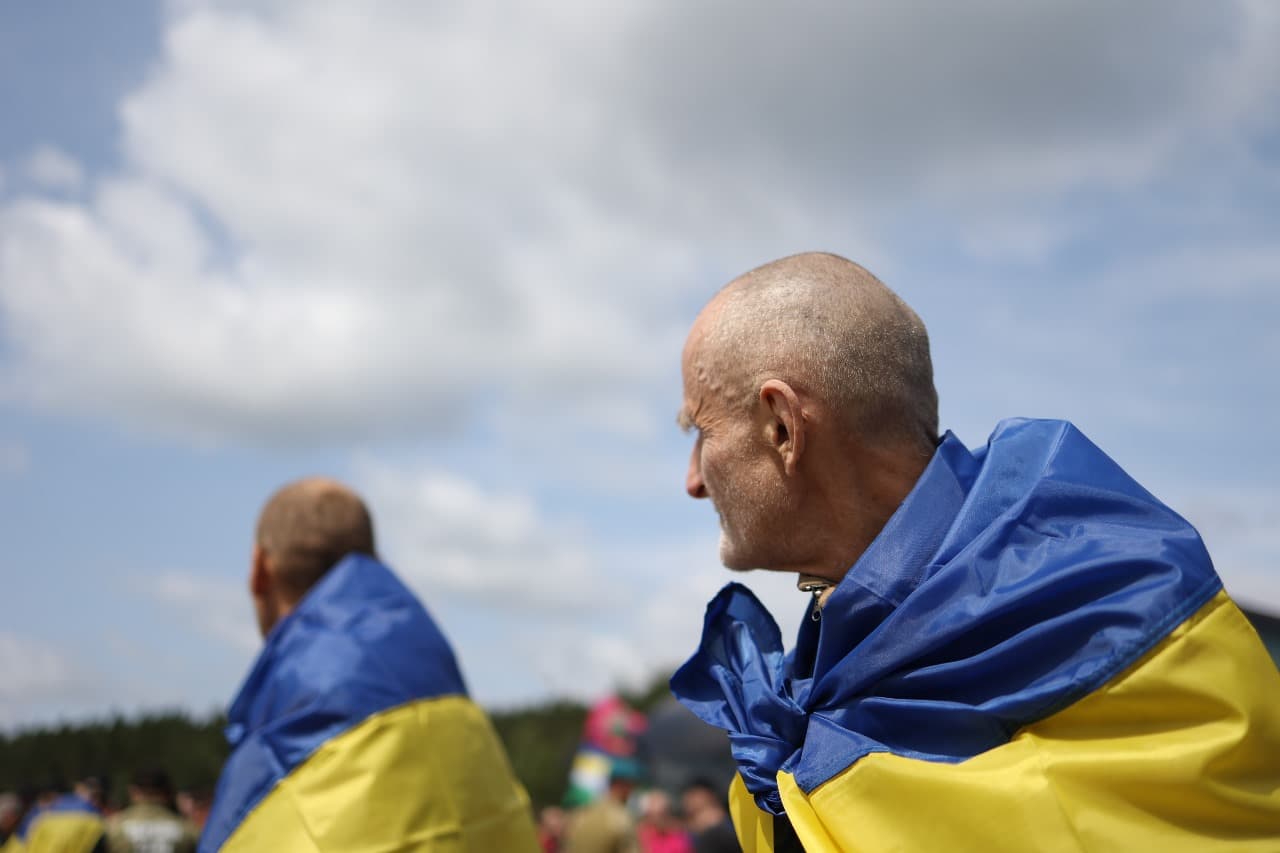 <p style="text-align: justify">უკრაინამ და რუსეთმა 14 ივნისს, ტყვეთა მორიგი გაცვლა განახორციელეს. ეს მიმდინარე კვირაში მეოთხე გაცვლაა.</p><p style="text-align: justify">უკრაინის პრეზიდენტის ვოლოდიმირ ზელენსკის განცხადებით, გათავისუფლებულთა შორის ბევრია, ვინც 2022 წლიდან ტყვეობაში იმყოფებოდა. ესენი არიან უკრაინის შეიარაღებული ძალების, ეროვნული გვარდიის, სახელმწიფო სასაზღვრო სამსახურისა და სახელმწიფო სპეციალური სატრანსპორტო სამსახურის ჯარისკაცები.</p><p style="text-align: justify">სამხედრო ტყვეების მოპყრობის საკოორდინაციო შტაბმა განმარტა, რომ დაჭრილი და ჯანმრთელობის პრობლემების მქონე ჯარისკაცები სახლში დააბრუნეს. დღეს გათავისუფლებული დამცველების მნიშვნელოვანი ნაწილი მარიუპოლის დაცვის დროს დაატყვევეს.</p><p style="text-align: justify">დღეს გათავისუფლებული ჯარისკაცების უმეტესობა ოფიცერია. ასევე, გათავისუფლებულთაგან ზოგიერთი 25 წლამდე ასაკისაა.</p><p style="text-align: justify">სამშობლოში დონეცკის, ზაპოროჟიეს, ლუგანსკის, ხერსონის, ხარკოვის, სუმისა და კურსკის მიმართულებით მებრძოლი უკრაინელები დაბრუნდნენ.</p><p style="text-align: justify">როგორც ადამიანის უფლებათა დამცველმა დიმიტრი ლუბინეცმა განაცხადა, დაბრუნებული ჯარისკაცებიდან ყველაზე უფროსი 63 წლისაა, ყველაზე ახალგაზრდა კი - 21 წლის. გათავისუფლებულებს შორის არიან ისინიც, ვინც დაკარგულად ითვლებოდნენ.</p><p style="text-align: justify">სტამბოლში, მოლაპარაკებების მეორე რაუნდის დროს, უკრაინა და რუსეთი ტყვეთა ფართომასშტაბიან გაცვლაზე შეთანხმდნენ. მხარეები შეთანხმდნენ დაჭრილი და მძიმედ დაავადებული სამხედრო ტყვეების, ასევე 18-დან 25 წლამდე ასაკის ყველა სამხედრო მოსამსახურის გაცვლაზე.</p><p style="text-align: justify">გარდა ამისა, უკრაინა და რუსეთის ფედერაცია შეთანხმდნენ გარდაცვლილთა ცხედრების გაცვლაზე "6000/6000"-ზე ფორმატით. ცხედრების დაბრუნება 11 და 13 ივნისს, ასევე დღეს, 14 ივნისს მოხდა. სულ უკრაინაში უკვე 3600-ზე მეტი დაღუპულის ცხედარი დააბრუნეს.</p><div class="iframe-wrapper"><iframe src="https://www.facebook.com/plugins/post.php?href=https%3A%2F%2Fwww.facebook.com%2Fzelenskyy.official%2Fposts%2Fpfbid0B2gmU6dsKsnkPM3tYWwi3ijPLVzyL9ZgvPFLek3rekYcp9kcRWFA6RMAgg8Xk3ibl&show_text=true&width=500" frameborder="0" allowfullscreen="true" width="500" height="793" title="Embedded content" allow="autoplay; clipboard-write; encrypted-media; picture-in-picture; web-share" scrolling="no" style="border:none;overflow:hidden"></iframe></div>