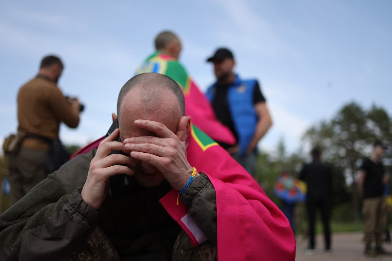 <p style="text-align: justify">უკრაინამ და რუსეთმა 14 ივნისს, ტყვეთა მორიგი გაცვლა განახორციელეს. ეს მიმდინარე კვირაში მეოთხე გაცვლაა.</p><p style="text-align: justify">უკრაინის პრეზიდენტის ვოლოდიმირ ზელენსკის განცხადებით, გათავისუფლებულთა შორის ბევრია, ვინც 2022 წლიდან ტყვეობაში იმყოფებოდა. ესენი არიან უკრაინის შეიარაღებული ძალების, ეროვნული გვარდიის, სახელმწიფო სასაზღვრო სამსახურისა და სახელმწიფო სპეციალური სატრანსპორტო სამსახურის ჯარისკაცები.</p><p style="text-align: justify">სამხედრო ტყვეების მოპყრობის საკოორდინაციო შტაბმა განმარტა, რომ დაჭრილი და ჯანმრთელობის პრობლემების მქონე ჯარისკაცები სახლში დააბრუნეს. დღეს გათავისუფლებული დამცველების მნიშვნელოვანი ნაწილი მარიუპოლის დაცვის დროს დაატყვევეს.</p><p style="text-align: justify">დღეს გათავისუფლებული ჯარისკაცების უმეტესობა ოფიცერია. ასევე, გათავისუფლებულთაგან ზოგიერთი 25 წლამდე ასაკისაა.</p><p style="text-align: justify">სამშობლოში დონეცკის, ზაპოროჟიეს, ლუგანსკის, ხერსონის, ხარკოვის, სუმისა და კურსკის მიმართულებით მებრძოლი უკრაინელები დაბრუნდნენ.</p><p style="text-align: justify">როგორც ადამიანის უფლებათა დამცველმა დიმიტრი ლუბინეცმა განაცხადა, დაბრუნებული ჯარისკაცებიდან ყველაზე უფროსი 63 წლისაა, ყველაზე ახალგაზრდა კი - 21 წლის. გათავისუფლებულებს შორის არიან ისინიც, ვინც დაკარგულად ითვლებოდნენ.</p><p style="text-align: justify">სტამბოლში, მოლაპარაკებების მეორე რაუნდის დროს, უკრაინა და რუსეთი ტყვეთა ფართომასშტაბიან გაცვლაზე შეთანხმდნენ. მხარეები შეთანხმდნენ დაჭრილი და მძიმედ დაავადებული სამხედრო ტყვეების, ასევე 18-დან 25 წლამდე ასაკის ყველა სამხედრო მოსამსახურის გაცვლაზე.</p><p style="text-align: justify">გარდა ამისა, უკრაინა და რუსეთის ფედერაცია შეთანხმდნენ გარდაცვლილთა ცხედრების გაცვლაზე "6000/6000"-ზე ფორმატით. ცხედრების დაბრუნება 11 და 13 ივნისს, ასევე დღეს, 14 ივნისს მოხდა. სულ უკრაინაში უკვე 3600-ზე მეტი დაღუპულის ცხედარი დააბრუნეს.</p><div class="iframe-wrapper"><iframe src="https://www.facebook.com/plugins/post.php?href=https%3A%2F%2Fwww.facebook.com%2Fzelenskyy.official%2Fposts%2Fpfbid0B2gmU6dsKsnkPM3tYWwi3ijPLVzyL9ZgvPFLek3rekYcp9kcRWFA6RMAgg8Xk3ibl&show_text=true&width=500" frameborder="0" allowfullscreen="true" width="500" height="793" title="Embedded content" allow="autoplay; clipboard-write; encrypted-media; picture-in-picture; web-share" scrolling="no" style="border:none;overflow:hidden"></iframe></div>