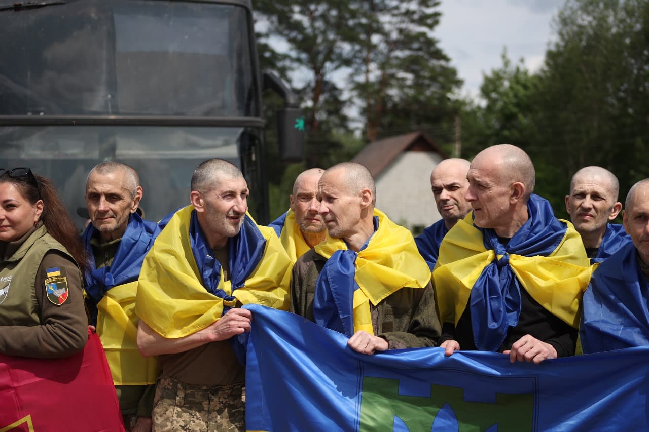 <p style="text-align: justify">უკრაინამ და რუსეთმა 14 ივნისს, ტყვეთა მორიგი გაცვლა განახორციელეს. ეს მიმდინარე კვირაში მეოთხე გაცვლაა.</p><p style="text-align: justify">უკრაინის პრეზიდენტის ვოლოდიმირ ზელენსკის განცხადებით, გათავისუფლებულთა შორის ბევრია, ვინც 2022 წლიდან ტყვეობაში იმყოფებოდა. ესენი არიან უკრაინის შეიარაღებული ძალების, ეროვნული გვარდიის, სახელმწიფო სასაზღვრო სამსახურისა და სახელმწიფო სპეციალური სატრანსპორტო სამსახურის ჯარისკაცები.</p><p style="text-align: justify">სამხედრო ტყვეების მოპყრობის საკოორდინაციო შტაბმა განმარტა, რომ დაჭრილი და ჯანმრთელობის პრობლემების მქონე ჯარისკაცები სახლში დააბრუნეს. დღეს გათავისუფლებული დამცველების მნიშვნელოვანი ნაწილი მარიუპოლის დაცვის დროს დაატყვევეს.</p><p style="text-align: justify">დღეს გათავისუფლებული ჯარისკაცების უმეტესობა ოფიცერია. ასევე, გათავისუფლებულთაგან ზოგიერთი 25 წლამდე ასაკისაა.</p><p style="text-align: justify">სამშობლოში დონეცკის, ზაპოროჟიეს, ლუგანსკის, ხერსონის, ხარკოვის, სუმისა და კურსკის მიმართულებით მებრძოლი უკრაინელები დაბრუნდნენ.</p><p style="text-align: justify">როგორც ადამიანის უფლებათა დამცველმა დიმიტრი ლუბინეცმა განაცხადა, დაბრუნებული ჯარისკაცებიდან ყველაზე უფროსი 63 წლისაა, ყველაზე ახალგაზრდა კი - 21 წლის. გათავისუფლებულებს შორის არიან ისინიც, ვინც დაკარგულად ითვლებოდნენ.</p><p style="text-align: justify">სტამბოლში, მოლაპარაკებების მეორე რაუნდის დროს, უკრაინა და რუსეთი ტყვეთა ფართომასშტაბიან გაცვლაზე შეთანხმდნენ. მხარეები შეთანხმდნენ დაჭრილი და მძიმედ დაავადებული სამხედრო ტყვეების, ასევე 18-დან 25 წლამდე ასაკის ყველა სამხედრო მოსამსახურის გაცვლაზე.</p><p style="text-align: justify">გარდა ამისა, უკრაინა და რუსეთის ფედერაცია შეთანხმდნენ გარდაცვლილთა ცხედრების გაცვლაზე "6000/6000"-ზე ფორმატით. ცხედრების დაბრუნება 11 და 13 ივნისს, ასევე დღეს, 14 ივნისს მოხდა. სულ უკრაინაში უკვე 3600-ზე მეტი დაღუპულის ცხედარი დააბრუნეს.</p><div class="iframe-wrapper"><iframe src="https://www.facebook.com/plugins/post.php?href=https%3A%2F%2Fwww.facebook.com%2Fzelenskyy.official%2Fposts%2Fpfbid0B2gmU6dsKsnkPM3tYWwi3ijPLVzyL9ZgvPFLek3rekYcp9kcRWFA6RMAgg8Xk3ibl&show_text=true&width=500" frameborder="0" allowfullscreen="true" width="500" height="793" title="Embedded content" allow="autoplay; clipboard-write; encrypted-media; picture-in-picture; web-share" scrolling="no" style="border:none;overflow:hidden"></iframe></div>