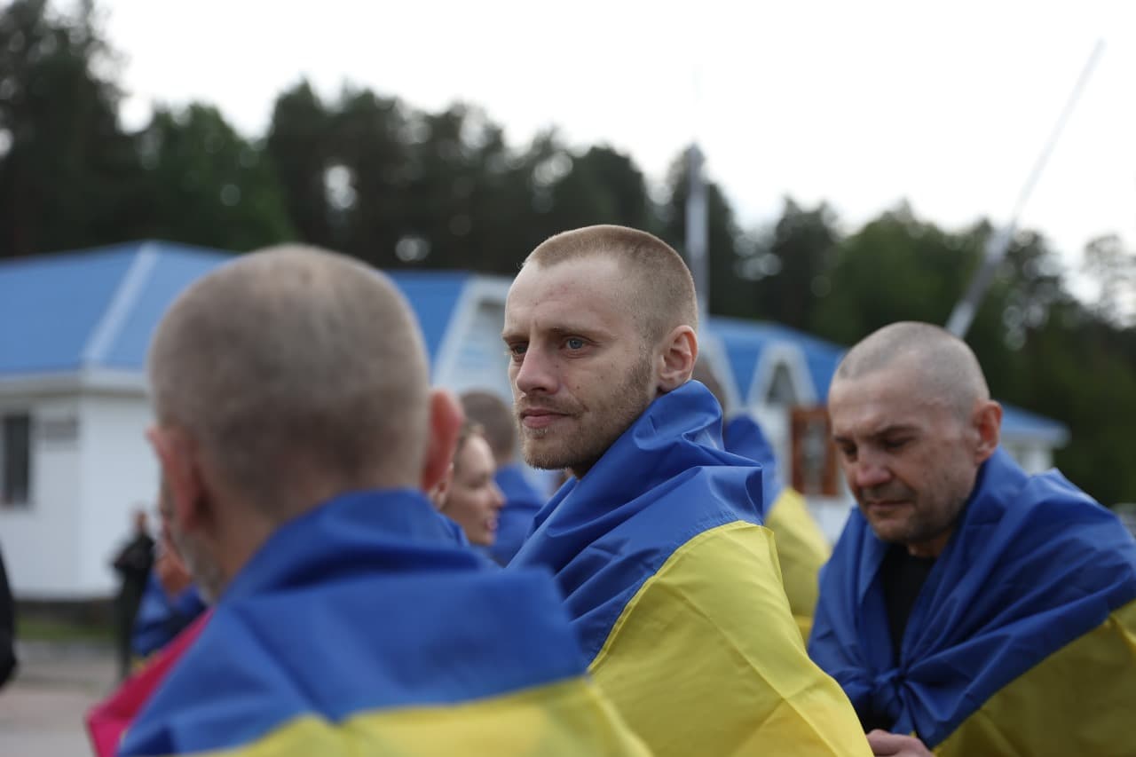 <p style="text-align: justify">უკრაინამ და რუსეთმა 14 ივნისს, ტყვეთა მორიგი გაცვლა განახორციელეს. ეს მიმდინარე კვირაში მეოთხე გაცვლაა.</p><p style="text-align: justify">უკრაინის პრეზიდენტის ვოლოდიმირ ზელენსკის განცხადებით, გათავისუფლებულთა შორის ბევრია, ვინც 2022 წლიდან ტყვეობაში იმყოფებოდა. ესენი არიან უკრაინის შეიარაღებული ძალების, ეროვნული გვარდიის, სახელმწიფო სასაზღვრო სამსახურისა და სახელმწიფო სპეციალური სატრანსპორტო სამსახურის ჯარისკაცები.</p><p style="text-align: justify">სამხედრო ტყვეების მოპყრობის საკოორდინაციო შტაბმა განმარტა, რომ დაჭრილი და ჯანმრთელობის პრობლემების მქონე ჯარისკაცები სახლში დააბრუნეს. დღეს გათავისუფლებული დამცველების მნიშვნელოვანი ნაწილი მარიუპოლის დაცვის დროს დაატყვევეს.</p><p style="text-align: justify">დღეს გათავისუფლებული ჯარისკაცების უმეტესობა ოფიცერია. ასევე, გათავისუფლებულთაგან ზოგიერთი 25 წლამდე ასაკისაა.</p><p style="text-align: justify">სამშობლოში დონეცკის, ზაპოროჟიეს, ლუგანსკის, ხერსონის, ხარკოვის, სუმისა და კურსკის მიმართულებით მებრძოლი უკრაინელები დაბრუნდნენ.</p><p style="text-align: justify">როგორც ადამიანის უფლებათა დამცველმა დიმიტრი ლუბინეცმა განაცხადა, დაბრუნებული ჯარისკაცებიდან ყველაზე უფროსი 63 წლისაა, ყველაზე ახალგაზრდა კი - 21 წლის. გათავისუფლებულებს შორის არიან ისინიც, ვინც დაკარგულად ითვლებოდნენ.</p><p style="text-align: justify">სტამბოლში, მოლაპარაკებების მეორე რაუნდის დროს, უკრაინა და რუსეთი ტყვეთა ფართომასშტაბიან გაცვლაზე შეთანხმდნენ. მხარეები შეთანხმდნენ დაჭრილი და მძიმედ დაავადებული სამხედრო ტყვეების, ასევე 18-დან 25 წლამდე ასაკის ყველა სამხედრო მოსამსახურის გაცვლაზე.</p><p style="text-align: justify">გარდა ამისა, უკრაინა და რუსეთის ფედერაცია შეთანხმდნენ გარდაცვლილთა ცხედრების გაცვლაზე "6000/6000"-ზე ფორმატით. ცხედრების დაბრუნება 11 და 13 ივნისს, ასევე დღეს, 14 ივნისს მოხდა. სულ უკრაინაში უკვე 3600-ზე მეტი დაღუპულის ცხედარი დააბრუნეს.</p><div class="iframe-wrapper"><iframe src="https://www.facebook.com/plugins/post.php?href=https%3A%2F%2Fwww.facebook.com%2Fzelenskyy.official%2Fposts%2Fpfbid0B2gmU6dsKsnkPM3tYWwi3ijPLVzyL9ZgvPFLek3rekYcp9kcRWFA6RMAgg8Xk3ibl&show_text=true&width=500" frameborder="0" allowfullscreen="true" width="500" height="793" title="Embedded content" allow="autoplay; clipboard-write; encrypted-media; picture-in-picture; web-share" scrolling="no" style="border:none;overflow:hidden"></iframe></div>