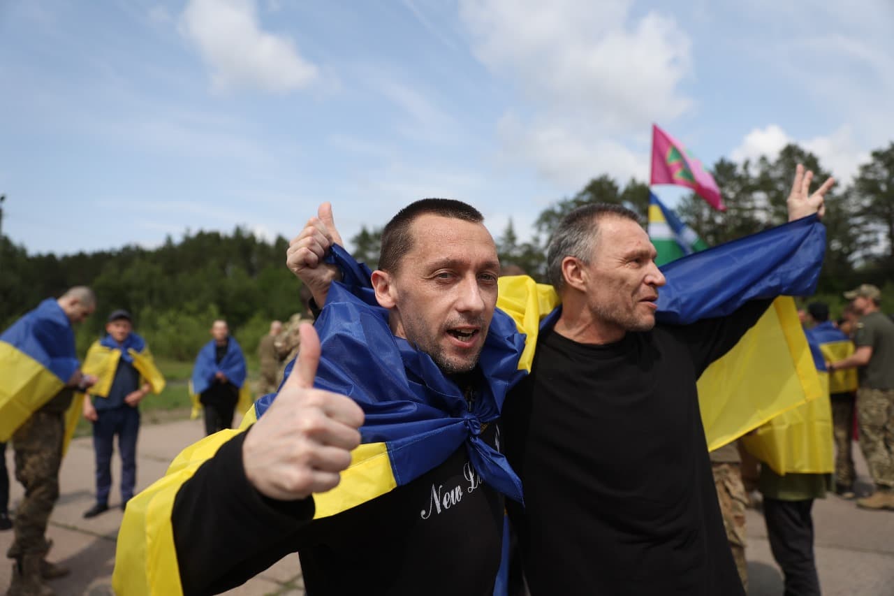 <p style="text-align: justify">უკრაინამ და რუსეთმა 14 ივნისს, ტყვეთა მორიგი გაცვლა განახორციელეს. ეს მიმდინარე კვირაში მეოთხე გაცვლაა.</p><p style="text-align: justify">უკრაინის პრეზიდენტის ვოლოდიმირ ზელენსკის განცხადებით, გათავისუფლებულთა შორის ბევრია, ვინც 2022 წლიდან ტყვეობაში იმყოფებოდა. ესენი არიან უკრაინის შეიარაღებული ძალების, ეროვნული გვარდიის, სახელმწიფო სასაზღვრო სამსახურისა და სახელმწიფო სპეციალური სატრანსპორტო სამსახურის ჯარისკაცები.</p><p style="text-align: justify">სამხედრო ტყვეების მოპყრობის საკოორდინაციო შტაბმა განმარტა, რომ დაჭრილი და ჯანმრთელობის პრობლემების მქონე ჯარისკაცები სახლში დააბრუნეს. დღეს გათავისუფლებული დამცველების მნიშვნელოვანი ნაწილი მარიუპოლის დაცვის დროს დაატყვევეს.</p><p style="text-align: justify">დღეს გათავისუფლებული ჯარისკაცების უმეტესობა ოფიცერია. ასევე, გათავისუფლებულთაგან ზოგიერთი 25 წლამდე ასაკისაა.</p><p style="text-align: justify">სამშობლოში დონეცკის, ზაპოროჟიეს, ლუგანსკის, ხერსონის, ხარკოვის, სუმისა და კურსკის მიმართულებით მებრძოლი უკრაინელები დაბრუნდნენ.</p><p style="text-align: justify">როგორც ადამიანის უფლებათა დამცველმა დიმიტრი ლუბინეცმა განაცხადა, დაბრუნებული ჯარისკაცებიდან ყველაზე უფროსი 63 წლისაა, ყველაზე ახალგაზრდა კი - 21 წლის. გათავისუფლებულებს შორის არიან ისინიც, ვინც დაკარგულად ითვლებოდნენ.</p><p style="text-align: justify">სტამბოლში, მოლაპარაკებების მეორე რაუნდის დროს, უკრაინა და რუსეთი ტყვეთა ფართომასშტაბიან გაცვლაზე შეთანხმდნენ. მხარეები შეთანხმდნენ დაჭრილი და მძიმედ დაავადებული სამხედრო ტყვეების, ასევე 18-დან 25 წლამდე ასაკის ყველა სამხედრო მოსამსახურის გაცვლაზე.</p><p style="text-align: justify">გარდა ამისა, უკრაინა და რუსეთის ფედერაცია შეთანხმდნენ გარდაცვლილთა ცხედრების გაცვლაზე "6000/6000"-ზე ფორმატით. ცხედრების დაბრუნება 11 და 13 ივნისს, ასევე დღეს, 14 ივნისს მოხდა. სულ უკრაინაში უკვე 3600-ზე მეტი დაღუპულის ცხედარი დააბრუნეს.</p><div class="iframe-wrapper"><iframe src="https://www.facebook.com/plugins/post.php?href=https%3A%2F%2Fwww.facebook.com%2Fzelenskyy.official%2Fposts%2Fpfbid0B2gmU6dsKsnkPM3tYWwi3ijPLVzyL9ZgvPFLek3rekYcp9kcRWFA6RMAgg8Xk3ibl&show_text=true&width=500" frameborder="0" allowfullscreen="true" width="500" height="793" title="Embedded content" allow="autoplay; clipboard-write; encrypted-media; picture-in-picture; web-share" scrolling="no" style="border:none;overflow:hidden"></iframe></div>