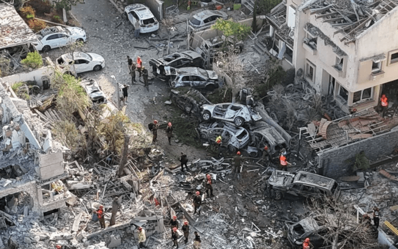 <p style="text-align: justify">ირანმა ისრაელზე მასშტაბური სარაკეტო თავდასხმა განახორციელა. არიან დაღუპულები და დაშავებულები. რამდენიმე ქალაქს სერიოზული ზიანი მიადგა, ერთ-ერთი ყველაზე დაზიანებული ქალაქია რამათ-განი, თელ-ავივის მახლობლად, ასევე მნიშვნელოვანი ზარალია ქალაქ რიშონ ლეზიონში სარაკეტო დარტყმის შედეგად. ეს სიდიდით მეოთხე ქალაქია ისრაელში.</p><p style="text-align: justify">ირანის მიერ კიდევ ერთი მასშტაბური თავდასხმის შემდეგ ისრაელში სულ მცირე სამი ადამიანის დაღუპვა დადასტურდა. თავდასხმის შედეგად 63 ადამიანი დაშავდა.</p><p style="text-align: justify">ისრაელის ოფიციალური პირების ცნობით, ორი ადამიანი დაიღუპა, როდესაც ცენტრალური ისრაელის საცხოვრებელ უბანზე პირდაპირი დარტყმა განხორციელდა. ერთი ქალი კი, რომელიც გუშინ რაკეტის ნამსხვრევებით მძიმედ დაიჭრა, შაბათს დილით ადრე გარდაიცვალა.</p><p style="text-align: justify">ირანმა სულ მცირე 150 რაკეტა ისროლა, რომელთაგან ზოგიერთი ჩაჭრეს. ეს თავდასხმა ესკალაციის მთელი პერიოდის განმავლობაში ერთ-ერთი ყველაზე ძლიერი იყო.</p><p style="text-align: justify">რეგიონში სიტუაცია კვლავ დაძაბული რჩება.</p><p style="text-align: justify">ათობით სასწრაფო დახმარების ეკიპაჟი მუშაობს თელ-ავივში, რამათ-განსა და სხვა ქალაქებში, აგრძელებს ნანგრევების გაწმენდას და დაშავებულების ძებნას. ისრაელის ხელისუფლება ემზადება შესაძლო განმეორებითი თავდასხმებისთვის და მოქალაქეებს მოუწოდებს, არ უგულებელყონ განგაშის სიგნალები.</p><p style="text-align: justify">13 ივნისს ისრაელის არმიამ ირანს რაკეტებით შეუტია. დარტყმების შედეგად, დიდი რაოდენობით სამხედრო ობიექტი დაზიანდა და განადგურდა.</p><p style="text-align: justify">ისრაელის სამიზნე ირანის ბირთვული ობიექტები იყო. საუბარია ნატანზს და ფორდოუში მდებარე ურანის გამდიდრების ქარხნებზე.</p><p style="text-align: justify">ეს მოხდა მას შემდეგ, რაც აშშ-მა და ირანმა ახალ ბირთვულ შეთანხმებაზე შეთანხმება ვერ შეძლეს.</p>