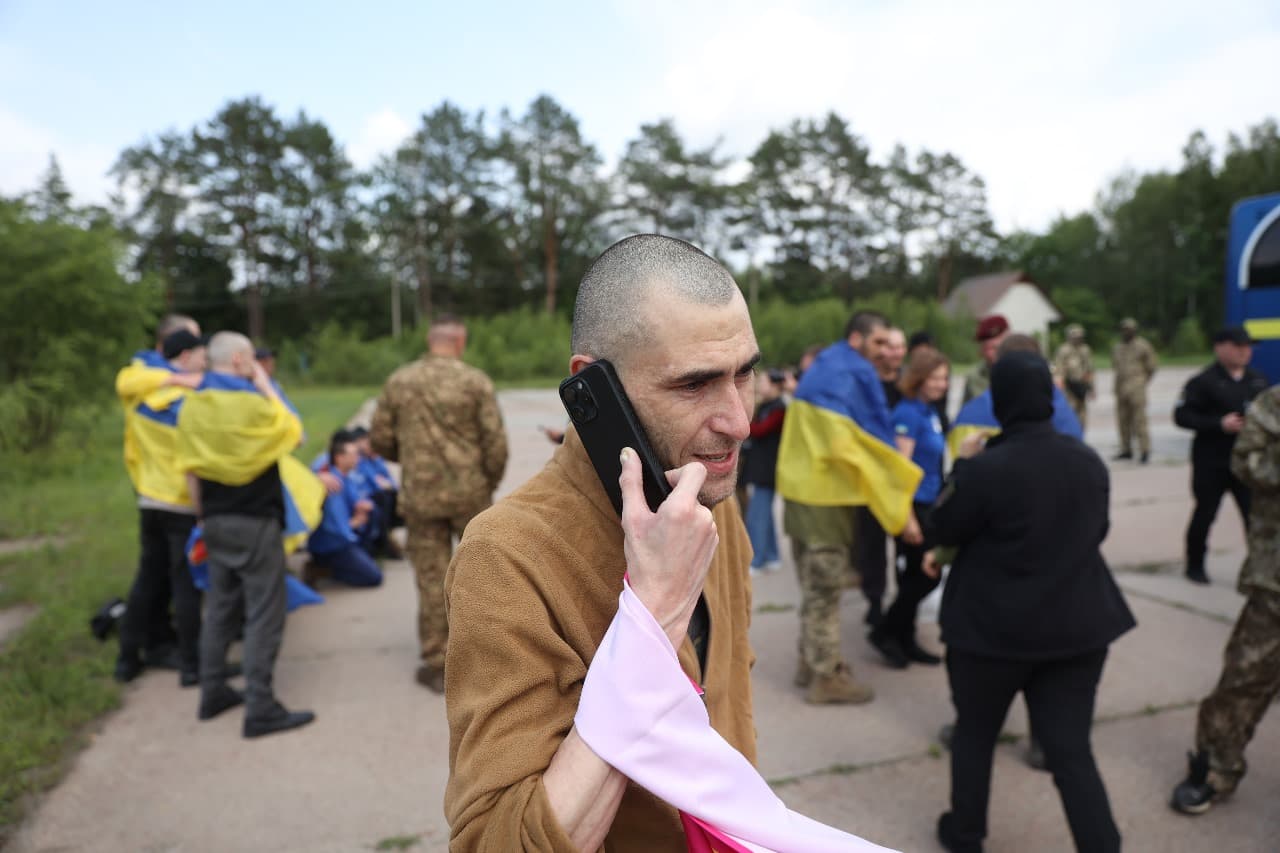 <p style="text-align: justify">უკრაინამ და რუსეთმა 14 ივნისს, ტყვეთა მორიგი გაცვლა განახორციელეს. ეს მიმდინარე კვირაში მეოთხე გაცვლაა.</p><p style="text-align: justify">უკრაინის პრეზიდენტის ვოლოდიმირ ზელენსკის განცხადებით, გათავისუფლებულთა შორის ბევრია, ვინც 2022 წლიდან ტყვეობაში იმყოფებოდა. ესენი არიან უკრაინის შეიარაღებული ძალების, ეროვნული გვარდიის, სახელმწიფო სასაზღვრო სამსახურისა და სახელმწიფო სპეციალური სატრანსპორტო სამსახურის ჯარისკაცები.</p><p style="text-align: justify">სამხედრო ტყვეების მოპყრობის საკოორდინაციო შტაბმა განმარტა, რომ დაჭრილი და ჯანმრთელობის პრობლემების მქონე ჯარისკაცები სახლში დააბრუნეს. დღეს გათავისუფლებული დამცველების მნიშვნელოვანი ნაწილი მარიუპოლის დაცვის დროს დაატყვევეს.</p><p style="text-align: justify">დღეს გათავისუფლებული ჯარისკაცების უმეტესობა ოფიცერია. ასევე, გათავისუფლებულთაგან ზოგიერთი 25 წლამდე ასაკისაა.</p><p style="text-align: justify">სამშობლოში დონეცკის, ზაპოროჟიეს, ლუგანსკის, ხერსონის, ხარკოვის, სუმისა და კურსკის მიმართულებით მებრძოლი უკრაინელები დაბრუნდნენ.</p><p style="text-align: justify">როგორც ადამიანის უფლებათა დამცველმა დიმიტრი ლუბინეცმა განაცხადა, დაბრუნებული ჯარისკაცებიდან ყველაზე უფროსი 63 წლისაა, ყველაზე ახალგაზრდა კი - 21 წლის. გათავისუფლებულებს შორის არიან ისინიც, ვინც დაკარგულად ითვლებოდნენ.</p><p style="text-align: justify">სტამბოლში, მოლაპარაკებების მეორე რაუნდის დროს, უკრაინა და რუსეთი ტყვეთა ფართომასშტაბიან გაცვლაზე შეთანხმდნენ. მხარეები შეთანხმდნენ დაჭრილი და მძიმედ დაავადებული სამხედრო ტყვეების, ასევე 18-დან 25 წლამდე ასაკის ყველა სამხედრო მოსამსახურის გაცვლაზე.</p><p style="text-align: justify">გარდა ამისა, უკრაინა და რუსეთის ფედერაცია შეთანხმდნენ გარდაცვლილთა ცხედრების გაცვლაზე "6000/6000"-ზე ფორმატით. ცხედრების დაბრუნება 11 და 13 ივნისს, ასევე დღეს, 14 ივნისს მოხდა. სულ უკრაინაში უკვე 3600-ზე მეტი დაღუპულის ცხედარი დააბრუნეს.</p><div class="iframe-wrapper"><iframe src="https://www.facebook.com/plugins/post.php?href=https%3A%2F%2Fwww.facebook.com%2Fzelenskyy.official%2Fposts%2Fpfbid0B2gmU6dsKsnkPM3tYWwi3ijPLVzyL9ZgvPFLek3rekYcp9kcRWFA6RMAgg8Xk3ibl&show_text=true&width=500" frameborder="0" allowfullscreen="true" width="500" height="793" title="Embedded content" allow="autoplay; clipboard-write; encrypted-media; picture-in-picture; web-share" scrolling="no" style="border:none;overflow:hidden"></iframe></div>