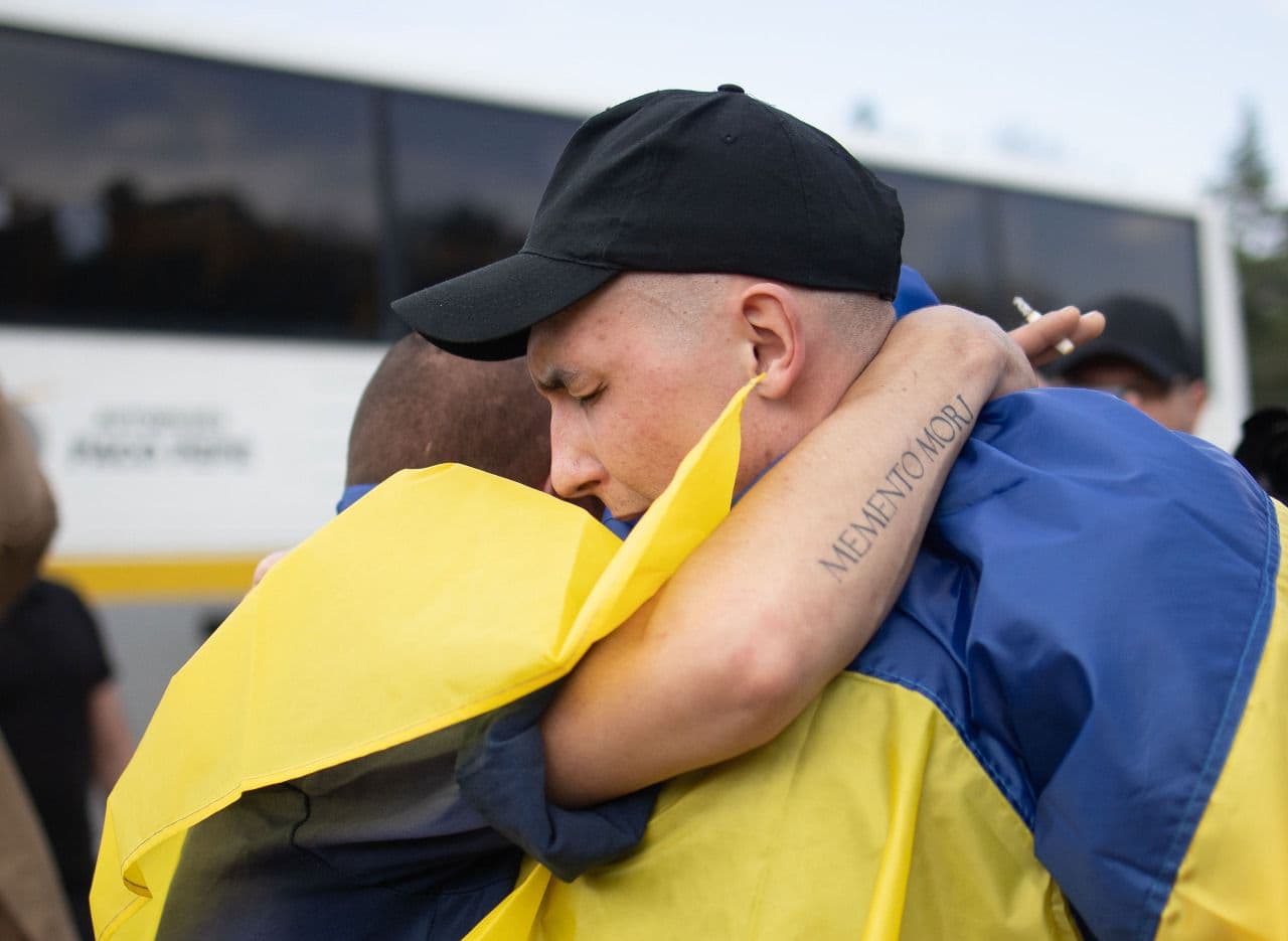 <p style="text-align: justify">უკრაინამ და რუსეთმა ტყვეთა მორიგი გაცვლა განახორციელეს.</p><p style="text-align: justify">როგორც პრეზიდენტმა ვოლოდიმირ ზელენსკიმ განაცხადა, დღეს დაბრუნებულთა კატეგორიებს შორის არიან დაჭრილები და მძიმედ დაჭრილები, ასევე 25 წლამდე ასაკის პირები.</p><p style="text-align: justify">"ჩვენები სახლში არიან, უკრაინელები სახლში ბრუნდებიან რუსეთის ტყვეობიდან. დღეს დაიწყო გაცვლა, რომელიც რამდენიმე ეტაპად უახლოეს დღეებში გაგრძელდება. ახლა დაბრუნებულთა კატეგორიებს შორის არიან დაჭრილები და მძიმედ დაჭრილები, ასევე 25 წელზე ნაკლები ასაკის პირები. პროცესი საკმაოდ რთულია, მრავალი სენსიტიური დეტალია, მოლაპარაკებები ფაქტობრივად ყოველდღე გრძელდება. ვიმედოვნებთ, რომ სტამბოლის შეხვედრის ფარგლებში მიღწეული შეთანხმებები ჰუმანიტარულ საკითხებზე სრულად იქნება განხორციელებული. მაქსიმუმს ვაკეთებთ, რომ ყველა დავაბრუნოთ. ამისთვის ყველა დონეზე ვმუშაობთ. უნდა დავაბრუნოთ სახლში ტყვეობაში მყოფი თითოეული ადამიანი. მადლობა მათ, ვინც გვეხმარება“, – წერს ზელენსკი სოციალურ ქსელში.</p><p style="text-align: justify">უკრაინის ომბუდსმენმა დიმიტრი ლუბინეცმა განაცხადა, რომ დღეს მათ მოახერხეს 25 წლამდე ასაკის უკრაინელების სამშობლოში დაბრუნება, ძირითადად 2000 წელს დაბადებული პირების. ესენი არიან უკრაინის შეიარაღებული ძალების, უკრაინის სახელმწიფო სასაზღვრო სამსახურის, ეროვნული გვარდიის ჯარისკაცები.</p><p style="text-align: justify">"დღეს დაბრუნდნენ უკრაინის საზღვაო ქვეითთა კორპუსის, საჰაერო-სადესანტო-მოიერიშე ჯარების დამცველები. ასევე ის დამცველები, რომლებიც მარიუპოლში ტყვედ ჩავარდნენ“, - აღნიშნა ლუბინეცმა.</p><p style="text-align: justify">მისივე თქმით, დაბრუნებულთა დიდი უმრავლესობა 2022 წლიდან ტყვეობაში იმყოფებოდა, არიან ისეთებიც, რომლებიც სრულმასშტაბიანი შეჭრის პირველ დღეებში ტყვედ ჩავარდნენ.</p><p style="text-align: justify">სამხედრო ტყვეებთან მოპყრობის საკოორდინაციო შტაბმა განაცხადა, რომ დღეს რუსული ტყვეობიდან დაბრუნებული ყველა რიგითი და სერჟანტია.</p>