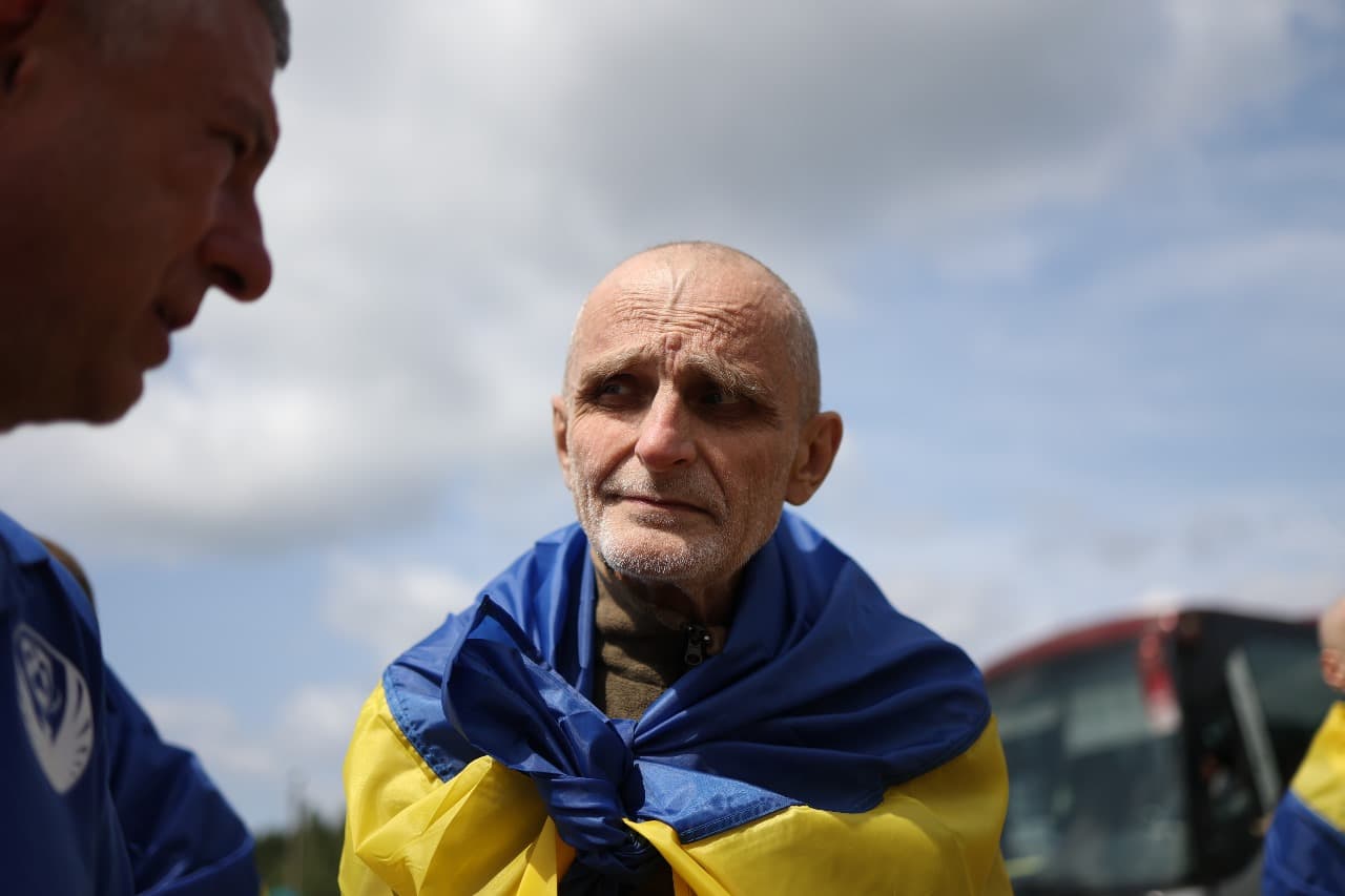 <p style="text-align: justify">უკრაინამ და რუსეთმა 14 ივნისს, ტყვეთა მორიგი გაცვლა განახორციელეს. ეს მიმდინარე კვირაში მეოთხე გაცვლაა.</p><p style="text-align: justify">უკრაინის პრეზიდენტის ვოლოდიმირ ზელენსკის განცხადებით, გათავისუფლებულთა შორის ბევრია, ვინც 2022 წლიდან ტყვეობაში იმყოფებოდა. ესენი არიან უკრაინის შეიარაღებული ძალების, ეროვნული გვარდიის, სახელმწიფო სასაზღვრო სამსახურისა და სახელმწიფო სპეციალური სატრანსპორტო სამსახურის ჯარისკაცები.</p><p style="text-align: justify">სამხედრო ტყვეების მოპყრობის საკოორდინაციო შტაბმა განმარტა, რომ დაჭრილი და ჯანმრთელობის პრობლემების მქონე ჯარისკაცები სახლში დააბრუნეს. დღეს გათავისუფლებული დამცველების მნიშვნელოვანი ნაწილი მარიუპოლის დაცვის დროს დაატყვევეს.</p><p style="text-align: justify">დღეს გათავისუფლებული ჯარისკაცების უმეტესობა ოფიცერია. ასევე, გათავისუფლებულთაგან ზოგიერთი 25 წლამდე ასაკისაა.</p><p style="text-align: justify">სამშობლოში დონეცკის, ზაპოროჟიეს, ლუგანსკის, ხერსონის, ხარკოვის, სუმისა და კურსკის მიმართულებით მებრძოლი უკრაინელები დაბრუნდნენ.</p><p style="text-align: justify">როგორც ადამიანის უფლებათა დამცველმა დიმიტრი ლუბინეცმა განაცხადა, დაბრუნებული ჯარისკაცებიდან ყველაზე უფროსი 63 წლისაა, ყველაზე ახალგაზრდა კი - 21 წლის. გათავისუფლებულებს შორის არიან ისინიც, ვინც დაკარგულად ითვლებოდნენ.</p><p style="text-align: justify">სტამბოლში, მოლაპარაკებების მეორე რაუნდის დროს, უკრაინა და რუსეთი ტყვეთა ფართომასშტაბიან გაცვლაზე შეთანხმდნენ. მხარეები შეთანხმდნენ დაჭრილი და მძიმედ დაავადებული სამხედრო ტყვეების, ასევე 18-დან 25 წლამდე ასაკის ყველა სამხედრო მოსამსახურის გაცვლაზე.</p><p style="text-align: justify">გარდა ამისა, უკრაინა და რუსეთის ფედერაცია შეთანხმდნენ გარდაცვლილთა ცხედრების გაცვლაზე "6000/6000"-ზე ფორმატით. ცხედრების დაბრუნება 11 და 13 ივნისს, ასევე დღეს, 14 ივნისს მოხდა. სულ უკრაინაში უკვე 3600-ზე მეტი დაღუპულის ცხედარი დააბრუნეს.</p><div class="iframe-wrapper"><iframe src="https://www.facebook.com/plugins/post.php?href=https%3A%2F%2Fwww.facebook.com%2Fzelenskyy.official%2Fposts%2Fpfbid0B2gmU6dsKsnkPM3tYWwi3ijPLVzyL9ZgvPFLek3rekYcp9kcRWFA6RMAgg8Xk3ibl&show_text=true&width=500" frameborder="0" allowfullscreen="true" width="500" height="793" title="Embedded content" allow="autoplay; clipboard-write; encrypted-media; picture-in-picture; web-share" scrolling="no" style="border:none;overflow:hidden"></iframe></div>