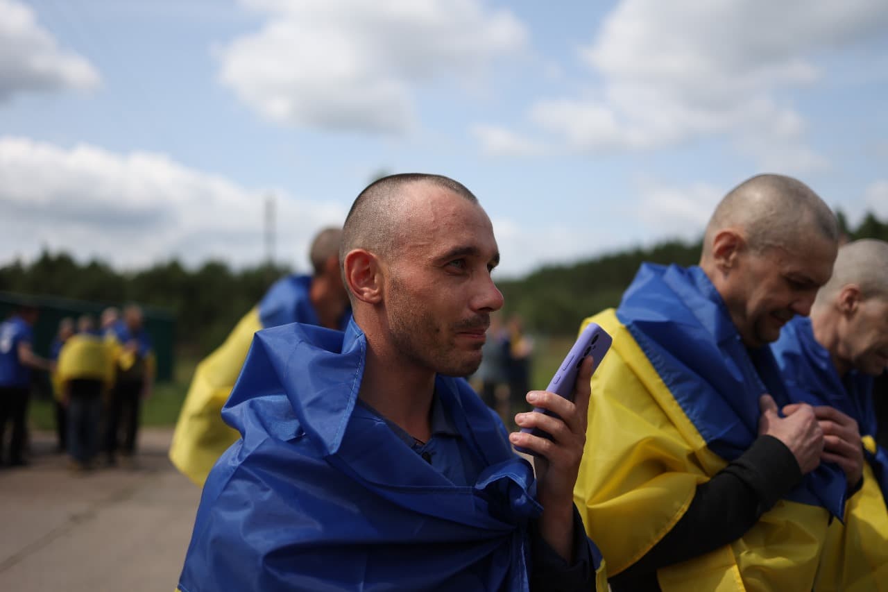 <p style="text-align: justify">უკრაინამ და რუსეთმა 14 ივნისს, ტყვეთა მორიგი გაცვლა განახორციელეს. ეს მიმდინარე კვირაში მეოთხე გაცვლაა.</p><p style="text-align: justify">უკრაინის პრეზიდენტის ვოლოდიმირ ზელენსკის განცხადებით, გათავისუფლებულთა შორის ბევრია, ვინც 2022 წლიდან ტყვეობაში იმყოფებოდა. ესენი არიან უკრაინის შეიარაღებული ძალების, ეროვნული გვარდიის, სახელმწიფო სასაზღვრო სამსახურისა და სახელმწიფო სპეციალური სატრანსპორტო სამსახურის ჯარისკაცები.</p><p style="text-align: justify">სამხედრო ტყვეების მოპყრობის საკოორდინაციო შტაბმა განმარტა, რომ დაჭრილი და ჯანმრთელობის პრობლემების მქონე ჯარისკაცები სახლში დააბრუნეს. დღეს გათავისუფლებული დამცველების მნიშვნელოვანი ნაწილი მარიუპოლის დაცვის დროს დაატყვევეს.</p><p style="text-align: justify">დღეს გათავისუფლებული ჯარისკაცების უმეტესობა ოფიცერია. ასევე, გათავისუფლებულთაგან ზოგიერთი 25 წლამდე ასაკისაა.</p><p style="text-align: justify">სამშობლოში დონეცკის, ზაპოროჟიეს, ლუგანსკის, ხერსონის, ხარკოვის, სუმისა და კურსკის მიმართულებით მებრძოლი უკრაინელები დაბრუნდნენ.</p><p style="text-align: justify">როგორც ადამიანის უფლებათა დამცველმა დიმიტრი ლუბინეცმა განაცხადა, დაბრუნებული ჯარისკაცებიდან ყველაზე უფროსი 63 წლისაა, ყველაზე ახალგაზრდა კი - 21 წლის. გათავისუფლებულებს შორის არიან ისინიც, ვინც დაკარგულად ითვლებოდნენ.</p><p style="text-align: justify">სტამბოლში, მოლაპარაკებების მეორე რაუნდის დროს, უკრაინა და რუსეთი ტყვეთა ფართომასშტაბიან გაცვლაზე შეთანხმდნენ. მხარეები შეთანხმდნენ დაჭრილი და მძიმედ დაავადებული სამხედრო ტყვეების, ასევე 18-დან 25 წლამდე ასაკის ყველა სამხედრო მოსამსახურის გაცვლაზე.</p><p style="text-align: justify">გარდა ამისა, უკრაინა და რუსეთის ფედერაცია შეთანხმდნენ გარდაცვლილთა ცხედრების გაცვლაზე "6000/6000"-ზე ფორმატით. ცხედრების დაბრუნება 11 და 13 ივნისს, ასევე დღეს, 14 ივნისს მოხდა. სულ უკრაინაში უკვე 3600-ზე მეტი დაღუპულის ცხედარი დააბრუნეს.</p><div class="iframe-wrapper"><iframe src="https://www.facebook.com/plugins/post.php?href=https%3A%2F%2Fwww.facebook.com%2Fzelenskyy.official%2Fposts%2Fpfbid0B2gmU6dsKsnkPM3tYWwi3ijPLVzyL9ZgvPFLek3rekYcp9kcRWFA6RMAgg8Xk3ibl&show_text=true&width=500" frameborder="0" allowfullscreen="true" width="500" height="793" title="Embedded content" allow="autoplay; clipboard-write; encrypted-media; picture-in-picture; web-share" scrolling="no" style="border:none;overflow:hidden"></iframe></div>