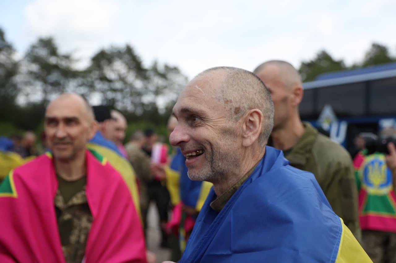 <p style="text-align: justify">უკრაინამ და რუსეთმა 14 ივნისს, ტყვეთა მორიგი გაცვლა განახორციელეს. ეს მიმდინარე კვირაში მეოთხე გაცვლაა.</p><p style="text-align: justify">უკრაინის პრეზიდენტის ვოლოდიმირ ზელენსკის განცხადებით, გათავისუფლებულთა შორის ბევრია, ვინც 2022 წლიდან ტყვეობაში იმყოფებოდა. ესენი არიან უკრაინის შეიარაღებული ძალების, ეროვნული გვარდიის, სახელმწიფო სასაზღვრო სამსახურისა და სახელმწიფო სპეციალური სატრანსპორტო სამსახურის ჯარისკაცები.</p><p style="text-align: justify">სამხედრო ტყვეების მოპყრობის საკოორდინაციო შტაბმა განმარტა, რომ დაჭრილი და ჯანმრთელობის პრობლემების მქონე ჯარისკაცები სახლში დააბრუნეს. დღეს გათავისუფლებული დამცველების მნიშვნელოვანი ნაწილი მარიუპოლის დაცვის დროს დაატყვევეს.</p><p style="text-align: justify">დღეს გათავისუფლებული ჯარისკაცების უმეტესობა ოფიცერია. ასევე, გათავისუფლებულთაგან ზოგიერთი 25 წლამდე ასაკისაა.</p><p style="text-align: justify">სამშობლოში დონეცკის, ზაპოროჟიეს, ლუგანსკის, ხერსონის, ხარკოვის, სუმისა და კურსკის მიმართულებით მებრძოლი უკრაინელები დაბრუნდნენ.</p><p style="text-align: justify">როგორც ადამიანის უფლებათა დამცველმა დიმიტრი ლუბინეცმა განაცხადა, დაბრუნებული ჯარისკაცებიდან ყველაზე უფროსი 63 წლისაა, ყველაზე ახალგაზრდა კი - 21 წლის. გათავისუფლებულებს შორის არიან ისინიც, ვინც დაკარგულად ითვლებოდნენ.</p><p style="text-align: justify">სტამბოლში, მოლაპარაკებების მეორე რაუნდის დროს, უკრაინა და რუსეთი ტყვეთა ფართომასშტაბიან გაცვლაზე შეთანხმდნენ. მხარეები შეთანხმდნენ დაჭრილი და მძიმედ დაავადებული სამხედრო ტყვეების, ასევე 18-დან 25 წლამდე ასაკის ყველა სამხედრო მოსამსახურის გაცვლაზე.</p><p style="text-align: justify">გარდა ამისა, უკრაინა და რუსეთის ფედერაცია შეთანხმდნენ გარდაცვლილთა ცხედრების გაცვლაზე "6000/6000"-ზე ფორმატით. ცხედრების დაბრუნება 11 და 13 ივნისს, ასევე დღეს, 14 ივნისს მოხდა. სულ უკრაინაში უკვე 3600-ზე მეტი დაღუპულის ცხედარი დააბრუნეს.</p><div class="iframe-wrapper"><iframe src="https://www.facebook.com/plugins/post.php?href=https%3A%2F%2Fwww.facebook.com%2Fzelenskyy.official%2Fposts%2Fpfbid0B2gmU6dsKsnkPM3tYWwi3ijPLVzyL9ZgvPFLek3rekYcp9kcRWFA6RMAgg8Xk3ibl&show_text=true&width=500" frameborder="0" allowfullscreen="true" width="500" height="793" title="Embedded content" allow="autoplay; clipboard-write; encrypted-media; picture-in-picture; web-share" scrolling="no" style="border:none;overflow:hidden"></iframe></div>