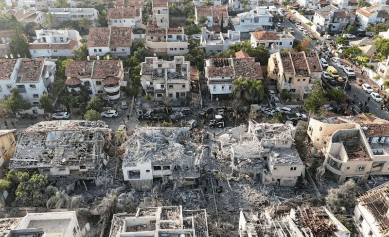 <p style="text-align: justify">ირანმა ისრაელზე მასშტაბური სარაკეტო თავდასხმა განახორციელა. არიან დაღუპულები და დაშავებულები. რამდენიმე ქალაქს სერიოზული ზიანი მიადგა, ერთ-ერთი ყველაზე დაზიანებული ქალაქია რამათ-განი, თელ-ავივის მახლობლად, ასევე მნიშვნელოვანი ზარალია ქალაქ რიშონ ლეზიონში სარაკეტო დარტყმის შედეგად. ეს სიდიდით მეოთხე ქალაქია ისრაელში.</p><p style="text-align: justify">ირანის მიერ კიდევ ერთი მასშტაბური თავდასხმის შემდეგ ისრაელში სულ მცირე სამი ადამიანის დაღუპვა დადასტურდა. თავდასხმის შედეგად 63 ადამიანი დაშავდა.</p><p style="text-align: justify">ისრაელის ოფიციალური პირების ცნობით, ორი ადამიანი დაიღუპა, როდესაც ცენტრალური ისრაელის საცხოვრებელ უბანზე პირდაპირი დარტყმა განხორციელდა. ერთი ქალი კი, რომელიც გუშინ რაკეტის ნამსხვრევებით მძიმედ დაიჭრა, შაბათს დილით ადრე გარდაიცვალა.</p><p style="text-align: justify">ირანმა სულ მცირე 150 რაკეტა ისროლა, რომელთაგან ზოგიერთი ჩაჭრეს. ეს თავდასხმა ესკალაციის მთელი პერიოდის განმავლობაში ერთ-ერთი ყველაზე ძლიერი იყო.</p><p style="text-align: justify">რეგიონში სიტუაცია კვლავ დაძაბული რჩება.</p><p style="text-align: justify">ათობით სასწრაფო დახმარების ეკიპაჟი მუშაობს თელ-ავივში, რამათ-განსა და სხვა ქალაქებში, აგრძელებს ნანგრევების გაწმენდას და დაშავებულების ძებნას. ისრაელის ხელისუფლება ემზადება შესაძლო განმეორებითი თავდასხმებისთვის და მოქალაქეებს მოუწოდებს, არ უგულებელყონ განგაშის სიგნალები.</p><p style="text-align: justify">13 ივნისს ისრაელის არმიამ ირანს რაკეტებით შეუტია. დარტყმების შედეგად, დიდი რაოდენობით სამხედრო ობიექტი დაზიანდა და განადგურდა.</p><p style="text-align: justify">ისრაელის სამიზნე ირანის ბირთვული ობიექტები იყო. საუბარია ნატანზს და ფორდოუში მდებარე ურანის გამდიდრების ქარხნებზე.</p><p style="text-align: justify">ეს მოხდა მას შემდეგ, რაც აშშ-მა და ირანმა ახალ ბირთვულ შეთანხმებაზე შეთანხმება ვერ შეძლეს.</p>