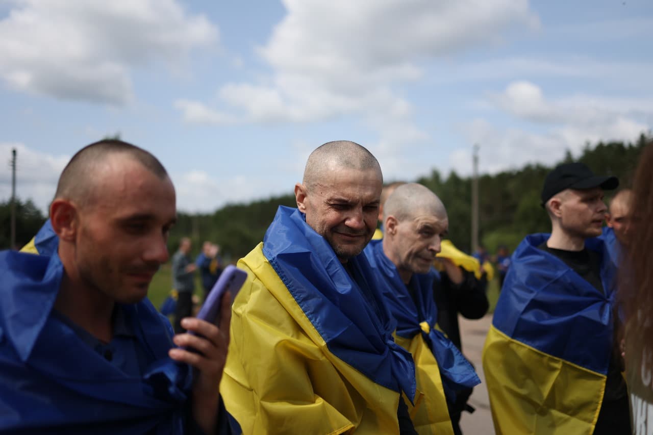 <p style="text-align: justify">უკრაინამ და რუსეთმა 14 ივნისს, ტყვეთა მორიგი გაცვლა განახორციელეს. ეს მიმდინარე კვირაში მეოთხე გაცვლაა.</p><p style="text-align: justify">უკრაინის პრეზიდენტის ვოლოდიმირ ზელენსკის განცხადებით, გათავისუფლებულთა შორის ბევრია, ვინც 2022 წლიდან ტყვეობაში იმყოფებოდა. ესენი არიან უკრაინის შეიარაღებული ძალების, ეროვნული გვარდიის, სახელმწიფო სასაზღვრო სამსახურისა და სახელმწიფო სპეციალური სატრანსპორტო სამსახურის ჯარისკაცები.</p><p style="text-align: justify">სამხედრო ტყვეების მოპყრობის საკოორდინაციო შტაბმა განმარტა, რომ დაჭრილი და ჯანმრთელობის პრობლემების მქონე ჯარისკაცები სახლში დააბრუნეს. დღეს გათავისუფლებული დამცველების მნიშვნელოვანი ნაწილი მარიუპოლის დაცვის დროს დაატყვევეს.</p><p style="text-align: justify">დღეს გათავისუფლებული ჯარისკაცების უმეტესობა ოფიცერია. ასევე, გათავისუფლებულთაგან ზოგიერთი 25 წლამდე ასაკისაა.</p><p style="text-align: justify">სამშობლოში დონეცკის, ზაპოროჟიეს, ლუგანსკის, ხერსონის, ხარკოვის, სუმისა და კურსკის მიმართულებით მებრძოლი უკრაინელები დაბრუნდნენ.</p><p style="text-align: justify">როგორც ადამიანის უფლებათა დამცველმა დიმიტრი ლუბინეცმა განაცხადა, დაბრუნებული ჯარისკაცებიდან ყველაზე უფროსი 63 წლისაა, ყველაზე ახალგაზრდა კი - 21 წლის. გათავისუფლებულებს შორის არიან ისინიც, ვინც დაკარგულად ითვლებოდნენ.</p><p style="text-align: justify">სტამბოლში, მოლაპარაკებების მეორე რაუნდის დროს, უკრაინა და რუსეთი ტყვეთა ფართომასშტაბიან გაცვლაზე შეთანხმდნენ. მხარეები შეთანხმდნენ დაჭრილი და მძიმედ დაავადებული სამხედრო ტყვეების, ასევე 18-დან 25 წლამდე ასაკის ყველა სამხედრო მოსამსახურის გაცვლაზე.</p><p style="text-align: justify">გარდა ამისა, უკრაინა და რუსეთის ფედერაცია შეთანხმდნენ გარდაცვლილთა ცხედრების გაცვლაზე "6000/6000"-ზე ფორმატით. ცხედრების დაბრუნება 11 და 13 ივნისს, ასევე დღეს, 14 ივნისს მოხდა. სულ უკრაინაში უკვე 3600-ზე მეტი დაღუპულის ცხედარი დააბრუნეს.</p><div class="iframe-wrapper"><iframe src="https://www.facebook.com/plugins/post.php?href=https%3A%2F%2Fwww.facebook.com%2Fzelenskyy.official%2Fposts%2Fpfbid0B2gmU6dsKsnkPM3tYWwi3ijPLVzyL9ZgvPFLek3rekYcp9kcRWFA6RMAgg8Xk3ibl&show_text=true&width=500" frameborder="0" allowfullscreen="true" width="500" height="793" title="Embedded content" allow="autoplay; clipboard-write; encrypted-media; picture-in-picture; web-share" scrolling="no" style="border:none;overflow:hidden"></iframe></div>