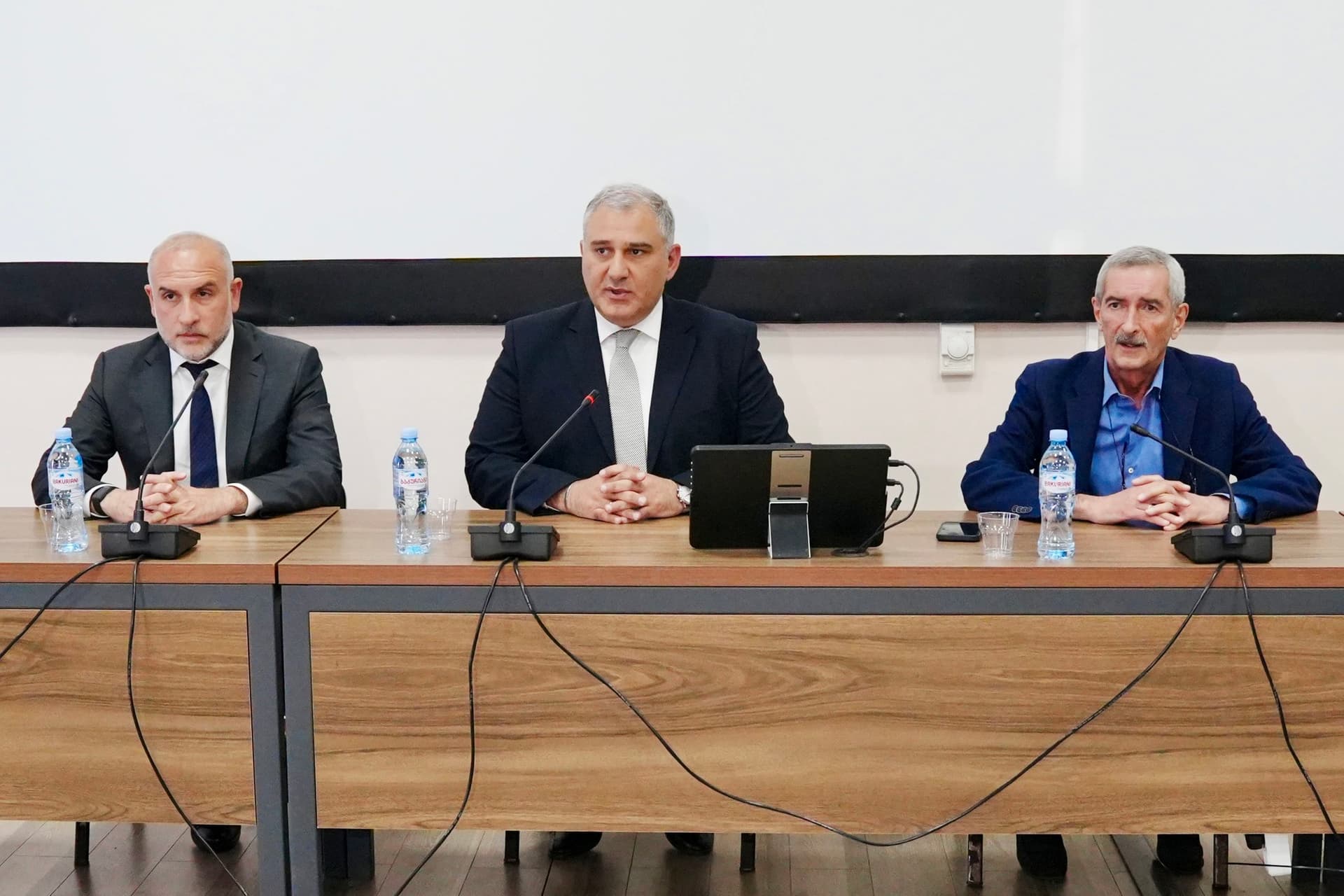 Frontnews image description