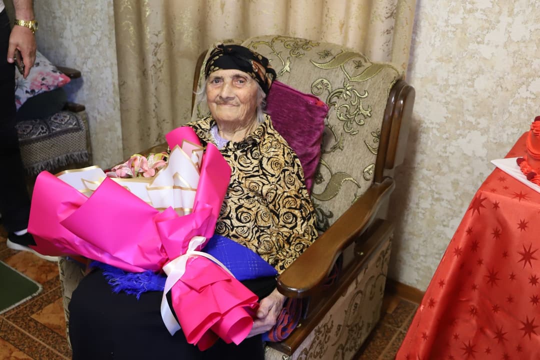 თერჯოლის მუნიციპალიტეტის მერმა სოფელ საზანოში მცხოვრებ დომნა მექვაბიძეს 100 წლის იუბილე მიულოცა