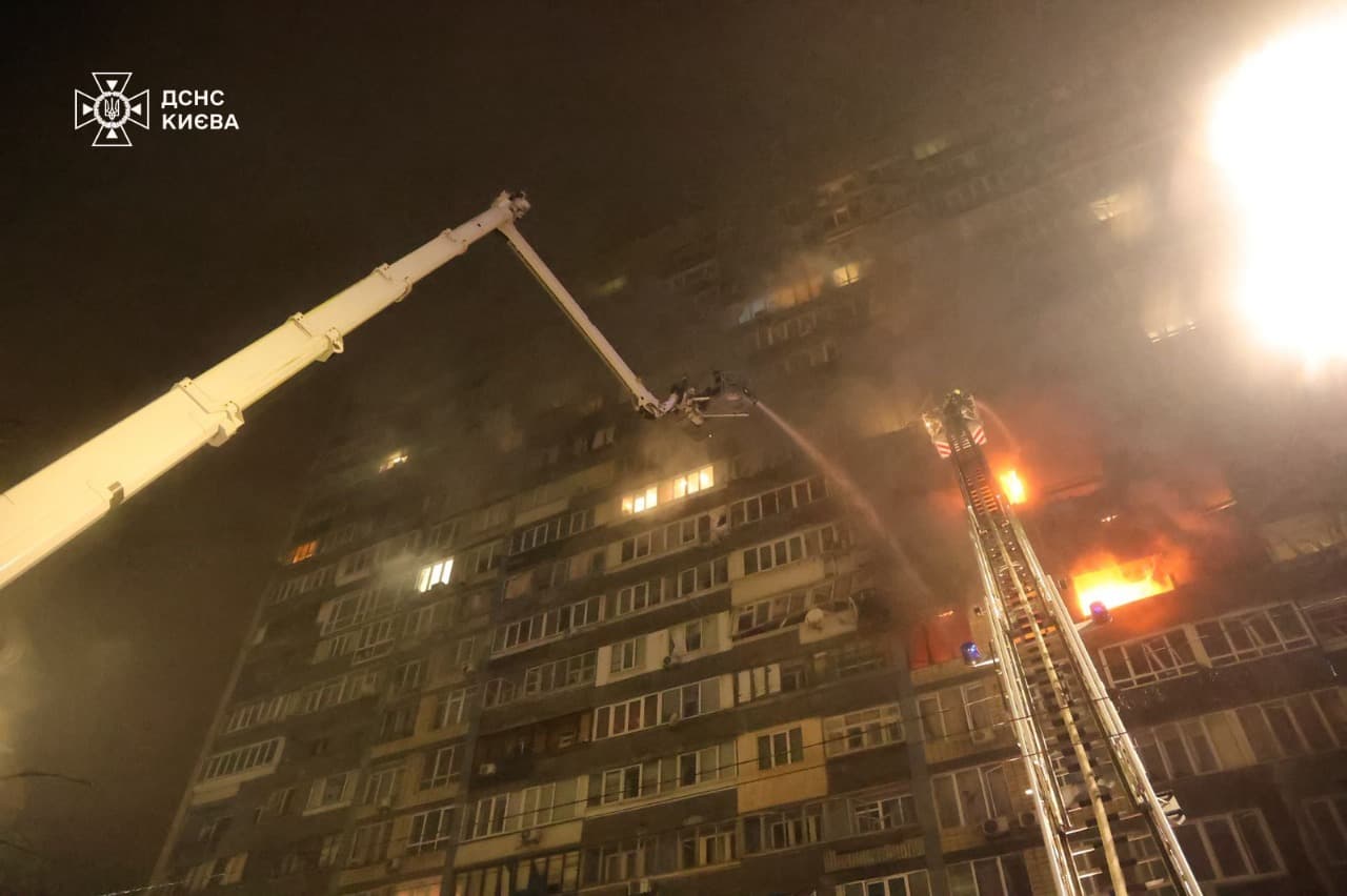 <p style="text-align: justify">უკრაინა აგრძელებს 10 ოქტომბრის ღამეს ენერგეტიკულ ინფრასტრუქტურაზე რუსეთის მასშტაბური დარტყმის შედეგების აღმოფხვრას, - ამის შესახებ უკრაინის პრეზიდენტმა ვოლოდიმირ ზელენსკიმ განაცხადა.</p><p style="text-align: justify">მისი თქმით, ეს იყო „ცინიკური და გათვლილი თავდასხმა“, რისთვისაც გამოყენებული იყო 450-ზე მეტი დრონი და სამ ათეულზე მეტი რაკეტა და მიმართული იყო იმ ობიექტებისკენ, რომლებიც უზრუნველყოფენ უკრაინელების ნორმალურ ცხოვრებას.</p><p style="text-align: justify">"ამ დროისთვის, ქვეყნის მასშტაბით 20-ზე მეტი დაშავებული ადამიანის შესახებ არის ცნობილი - ყველა იღებს საჭირო დახმარებას. სამწუხაროდ, ზაპოროჟიეში თავდასხმის შედეგად ერთი ბავშვი დაიღუპა. გულწრფელ სამძიმარს ვუცხადებ ოჯახს და ახლობლებს“, - განაცხადა ზელენსკიმ.</p><p style="text-align: justify">მისივე თქმით, კიევში ელექტროენერგიისა და წყალმომარაგების აღდგენის სამუშაოები გრძელდება. ელექტროენერგიის გათიშვა დაფიქსირდა კიევის, დონეცკის, ჩერნიგოვის, ჩერკასის, ხარკოვის, სუმის, პოლტავას, ოდესის და დნეპროპეტროვსკის ოლქებში. აღდგენითი სამუშაოები მიმდინარეობს ზაპოროჟიეს, კიროვოგრადის და ხერსონის ოლქებში.</p><p style="text-align: justify">როგორც პრეზიდენტმა აღნიშნა, ადგილზე ყველა საჭირო სამსახურია მობილიზებული და მაშველები ებრძვიან დაბომბვის შედეგებს.</p><p style="text-align: justify">ზელენსკიმ აღნიშნა, რომ გათბობის სეზონის დაწყებამდე რუსეთი განზრახ ესხმის თავს უკრაინის სამოქალაქო და ენერგეტიკულ ინფრასტრუქტურას. მან მოუწოდა საერთაშორისო პარტნიორებს, გადამწყვეტი ნაბიჯები გადადგან - გაზარდონ საჰაერო თავდაცვის სისტემების მიწოდება და დააწესონ ახალი სანქციები რუსეთის წინააღმდეგ.</p><p style="text-align: justify">"ჩვენ გვჭირდება გადამწყვეტი ქმედებები და არა ცარიელი სიტყვები - აშშ-სგან, ევროპისგან და დიდი შვიდეულისგან. ჩვენ ველით პასუხს ამ სისასტიკეზე დიდი ოცეულისგან და ყველა მათგანისგან, ვინც მშვიდობაზე საუბრობს, მაგრამ თავს იკავებს რეალური ქმედებებისგან. მსოფლიოს შეუძლია დაიცვას თავი ამ დანაშაულებისგან და ეს გააძლიერებს გლობალურ უსაფრთხოებას“, - განაცხადა უკრაინის პრეზიდენტმა.</p><p> </p>