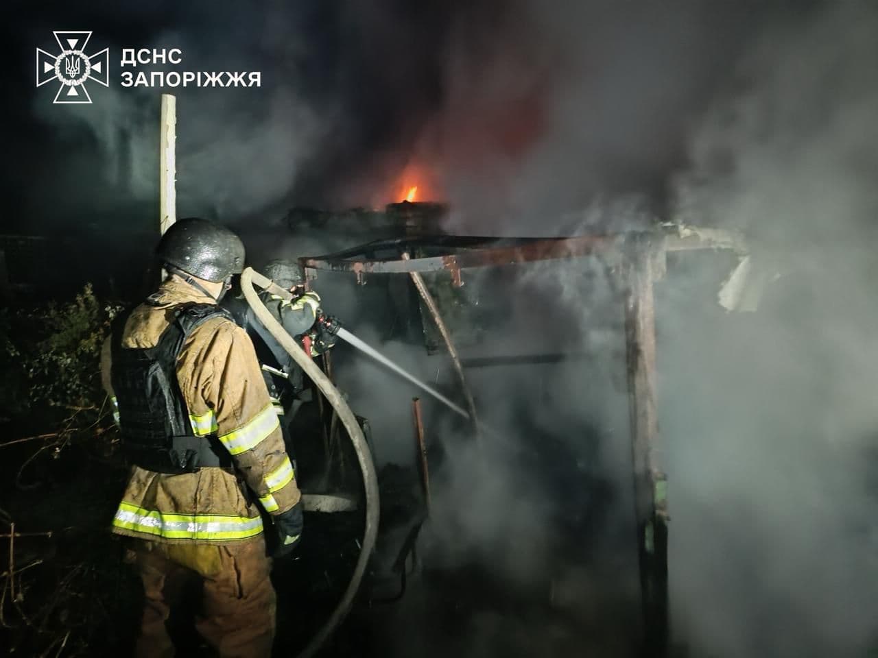 <p style="text-align: justify">უკრაინა აგრძელებს 10 ოქტომბრის ღამეს ენერგეტიკულ ინფრასტრუქტურაზე რუსეთის მასშტაბური დარტყმის შედეგების აღმოფხვრას, - ამის შესახებ უკრაინის პრეზიდენტმა ვოლოდიმირ ზელენსკიმ განაცხადა.</p><p style="text-align: justify">მისი თქმით, ეს იყო „ცინიკური და გათვლილი თავდასხმა“, რისთვისაც გამოყენებული იყო 450-ზე მეტი დრონი და სამ ათეულზე მეტი რაკეტა და მიმართული იყო იმ ობიექტებისკენ, რომლებიც უზრუნველყოფენ უკრაინელების ნორმალურ ცხოვრებას.</p><p style="text-align: justify">"ამ დროისთვის, ქვეყნის მასშტაბით 20-ზე მეტი დაშავებული ადამიანის შესახებ არის ცნობილი - ყველა იღებს საჭირო დახმარებას. სამწუხაროდ, ზაპოროჟიეში თავდასხმის შედეგად ერთი ბავშვი დაიღუპა. გულწრფელ სამძიმარს ვუცხადებ ოჯახს და ახლობლებს“, - განაცხადა ზელენსკიმ.</p><p style="text-align: justify">მისივე თქმით, კიევში ელექტროენერგიისა და წყალმომარაგების აღდგენის სამუშაოები გრძელდება. ელექტროენერგიის გათიშვა დაფიქსირდა კიევის, დონეცკის, ჩერნიგოვის, ჩერკასის, ხარკოვის, სუმის, პოლტავას, ოდესის და დნეპროპეტროვსკის ოლქებში. აღდგენითი სამუშაოები მიმდინარეობს ზაპოროჟიეს, კიროვოგრადის და ხერსონის ოლქებში.</p><p style="text-align: justify">როგორც პრეზიდენტმა აღნიშნა, ადგილზე ყველა საჭირო სამსახურია მობილიზებული და მაშველები ებრძვიან დაბომბვის შედეგებს.</p><p style="text-align: justify">ზელენსკიმ აღნიშნა, რომ გათბობის სეზონის დაწყებამდე რუსეთი განზრახ ესხმის თავს უკრაინის სამოქალაქო და ენერგეტიკულ ინფრასტრუქტურას. მან მოუწოდა საერთაშორისო პარტნიორებს, გადამწყვეტი ნაბიჯები გადადგან - გაზარდონ საჰაერო თავდაცვის სისტემების მიწოდება და დააწესონ ახალი სანქციები რუსეთის წინააღმდეგ.</p><p style="text-align: justify">"ჩვენ გვჭირდება გადამწყვეტი ქმედებები და არა ცარიელი სიტყვები - აშშ-სგან, ევროპისგან და დიდი შვიდეულისგან. ჩვენ ველით პასუხს ამ სისასტიკეზე დიდი ოცეულისგან და ყველა მათგანისგან, ვინც მშვიდობაზე საუბრობს, მაგრამ თავს იკავებს რეალური ქმედებებისგან. მსოფლიოს შეუძლია დაიცვას თავი ამ დანაშაულებისგან და ეს გააძლიერებს გლობალურ უსაფრთხოებას“, - განაცხადა უკრაინის პრეზიდენტმა.</p><p> </p>