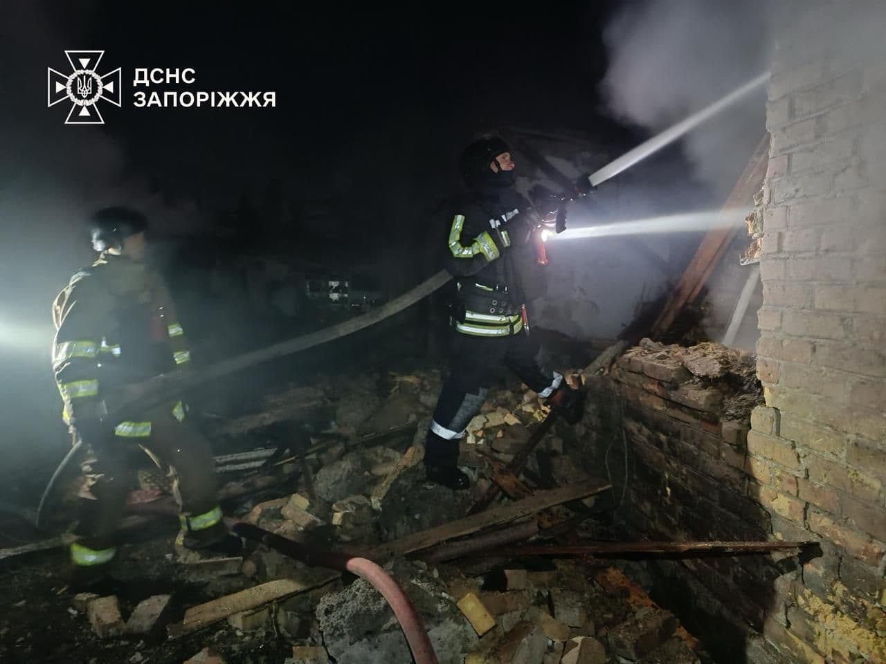 <p style="text-align: justify">უკრაინა აგრძელებს 10 ოქტომბრის ღამეს ენერგეტიკულ ინფრასტრუქტურაზე რუსეთის მასშტაბური დარტყმის შედეგების აღმოფხვრას, - ამის შესახებ უკრაინის პრეზიდენტმა ვოლოდიმირ ზელენსკიმ განაცხადა.</p><p style="text-align: justify">მისი თქმით, ეს იყო „ცინიკური და გათვლილი თავდასხმა“, რისთვისაც გამოყენებული იყო 450-ზე მეტი დრონი და სამ ათეულზე მეტი რაკეტა და მიმართული იყო იმ ობიექტებისკენ, რომლებიც უზრუნველყოფენ უკრაინელების ნორმალურ ცხოვრებას.</p><p style="text-align: justify">"ამ დროისთვის, ქვეყნის მასშტაბით 20-ზე მეტი დაშავებული ადამიანის შესახებ არის ცნობილი - ყველა იღებს საჭირო დახმარებას. სამწუხაროდ, ზაპოროჟიეში თავდასხმის შედეგად ერთი ბავშვი დაიღუპა. გულწრფელ სამძიმარს ვუცხადებ ოჯახს და ახლობლებს“, - განაცხადა ზელენსკიმ.</p><p style="text-align: justify">მისივე თქმით, კიევში ელექტროენერგიისა და წყალმომარაგების აღდგენის სამუშაოები გრძელდება. ელექტროენერგიის გათიშვა დაფიქსირდა კიევის, დონეცკის, ჩერნიგოვის, ჩერკასის, ხარკოვის, სუმის, პოლტავას, ოდესის და დნეპროპეტროვსკის ოლქებში. აღდგენითი სამუშაოები მიმდინარეობს ზაპოროჟიეს, კიროვოგრადის და ხერსონის ოლქებში.</p><p style="text-align: justify">როგორც პრეზიდენტმა აღნიშნა, ადგილზე ყველა საჭირო სამსახურია მობილიზებული და მაშველები ებრძვიან დაბომბვის შედეგებს.</p><p style="text-align: justify">ზელენსკიმ აღნიშნა, რომ გათბობის სეზონის დაწყებამდე რუსეთი განზრახ ესხმის თავს უკრაინის სამოქალაქო და ენერგეტიკულ ინფრასტრუქტურას. მან მოუწოდა საერთაშორისო პარტნიორებს, გადამწყვეტი ნაბიჯები გადადგან - გაზარდონ საჰაერო თავდაცვის სისტემების მიწოდება და დააწესონ ახალი სანქციები რუსეთის წინააღმდეგ.</p><p style="text-align: justify">"ჩვენ გვჭირდება გადამწყვეტი ქმედებები და არა ცარიელი სიტყვები - აშშ-სგან, ევროპისგან და დიდი შვიდეულისგან. ჩვენ ველით პასუხს ამ სისასტიკეზე დიდი ოცეულისგან და ყველა მათგანისგან, ვინც მშვიდობაზე საუბრობს, მაგრამ თავს იკავებს რეალური ქმედებებისგან. მსოფლიოს შეუძლია დაიცვას თავი ამ დანაშაულებისგან და ეს გააძლიერებს გლობალურ უსაფრთხოებას“, - განაცხადა უკრაინის პრეზიდენტმა.</p><p> </p>