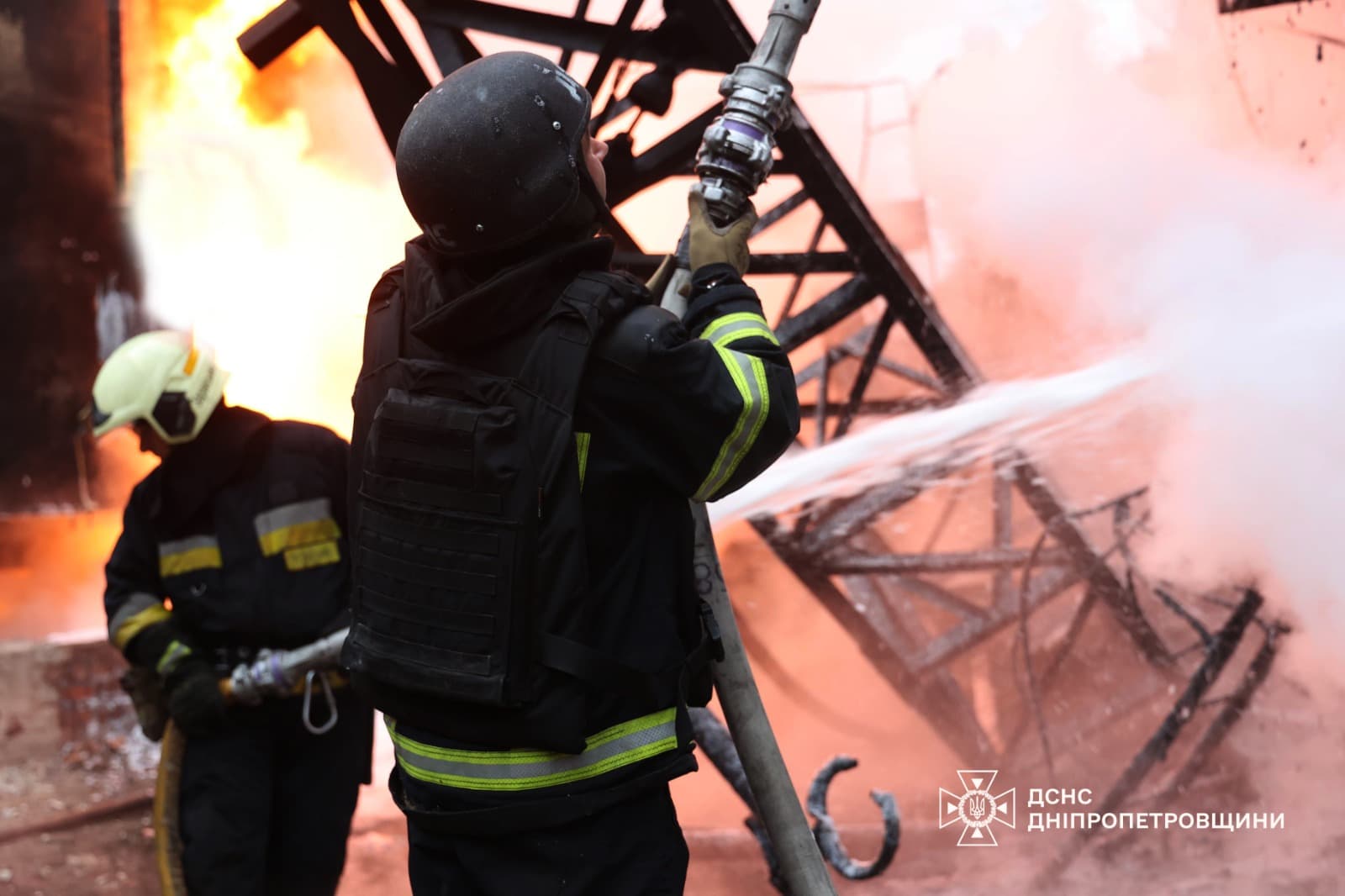 <p style="text-align: justify">უკრაინა აგრძელებს 10 ოქტომბრის ღამეს ენერგეტიკულ ინფრასტრუქტურაზე რუსეთის მასშტაბური დარტყმის შედეგების აღმოფხვრას, - ამის შესახებ უკრაინის პრეზიდენტმა ვოლოდიმირ ზელენსკიმ განაცხადა.</p><p style="text-align: justify">მისი თქმით, ეს იყო „ცინიკური და გათვლილი თავდასხმა“, რისთვისაც გამოყენებული იყო 450-ზე მეტი დრონი და სამ ათეულზე მეტი რაკეტა და მიმართული იყო იმ ობიექტებისკენ, რომლებიც უზრუნველყოფენ უკრაინელების ნორმალურ ცხოვრებას.</p><p style="text-align: justify">"ამ დროისთვის, ქვეყნის მასშტაბით 20-ზე მეტი დაშავებული ადამიანის შესახებ არის ცნობილი - ყველა იღებს საჭირო დახმარებას. სამწუხაროდ, ზაპოროჟიეში თავდასხმის შედეგად ერთი ბავშვი დაიღუპა. გულწრფელ სამძიმარს ვუცხადებ ოჯახს და ახლობლებს“, - განაცხადა ზელენსკიმ.</p><p style="text-align: justify">მისივე თქმით, კიევში ელექტროენერგიისა და წყალმომარაგების აღდგენის სამუშაოები გრძელდება. ელექტროენერგიის გათიშვა დაფიქსირდა კიევის, დონეცკის, ჩერნიგოვის, ჩერკასის, ხარკოვის, სუმის, პოლტავას, ოდესის და დნეპროპეტროვსკის ოლქებში. აღდგენითი სამუშაოები მიმდინარეობს ზაპოროჟიეს, კიროვოგრადის და ხერსონის ოლქებში.</p><p style="text-align: justify">როგორც პრეზიდენტმა აღნიშნა, ადგილზე ყველა საჭირო სამსახურია მობილიზებული და მაშველები ებრძვიან დაბომბვის შედეგებს.</p><p style="text-align: justify">ზელენსკიმ აღნიშნა, რომ გათბობის სეზონის დაწყებამდე რუსეთი განზრახ ესხმის თავს უკრაინის სამოქალაქო და ენერგეტიკულ ინფრასტრუქტურას. მან მოუწოდა საერთაშორისო პარტნიორებს, გადამწყვეტი ნაბიჯები გადადგან - გაზარდონ საჰაერო თავდაცვის სისტემების მიწოდება და დააწესონ ახალი სანქციები რუსეთის წინააღმდეგ.</p><p style="text-align: justify">"ჩვენ გვჭირდება გადამწყვეტი ქმედებები და არა ცარიელი სიტყვები - აშშ-სგან, ევროპისგან და დიდი შვიდეულისგან. ჩვენ ველით პასუხს ამ სისასტიკეზე დიდი ოცეულისგან და ყველა მათგანისგან, ვინც მშვიდობაზე საუბრობს, მაგრამ თავს იკავებს რეალური ქმედებებისგან. მსოფლიოს შეუძლია დაიცვას თავი ამ დანაშაულებისგან და ეს გააძლიერებს გლობალურ უსაფრთხოებას“, - განაცხადა უკრაინის პრეზიდენტმა.</p><p> </p>