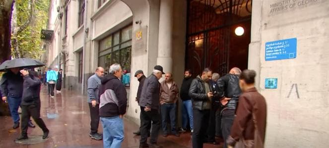 Drivers also warned of the social impact of the restrictions, noting that many of them carried bank loans and financial obligations dependent on continued cross-border work