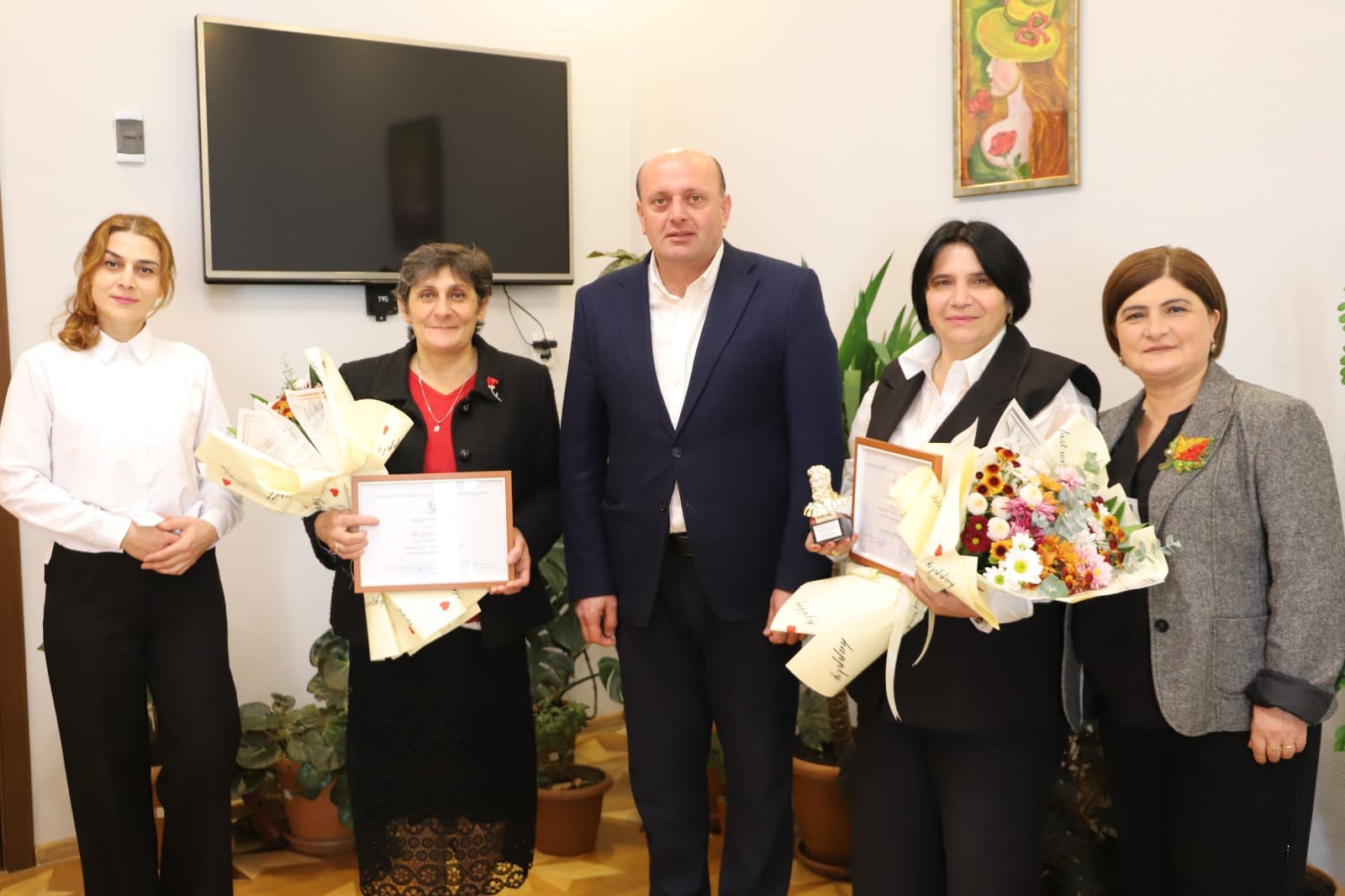 Frontnews image description