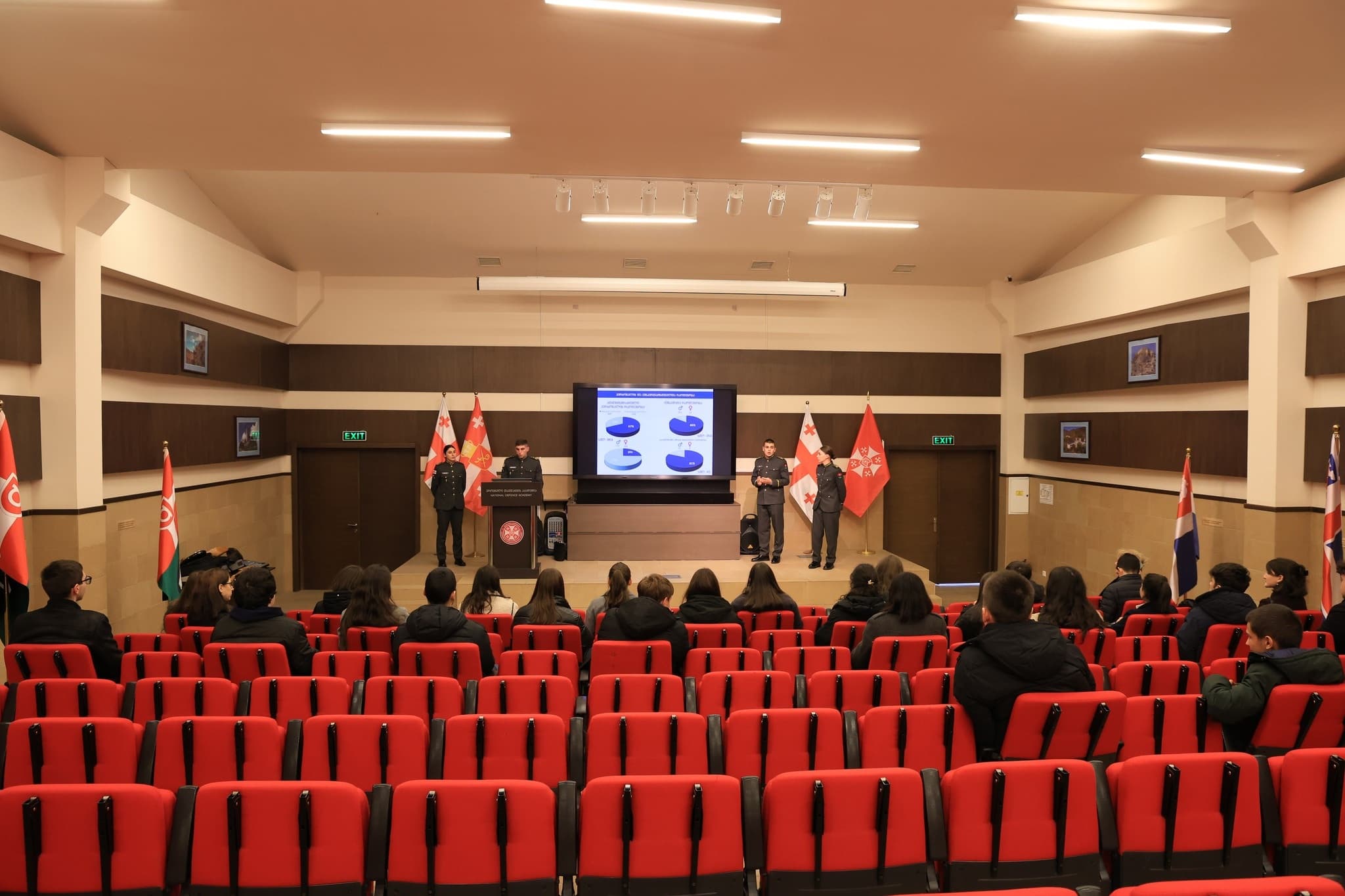 <p style="text-align: justify">ეროვნული თავდაცვის აკადემიაში თბილისის საშუალო სკოლა „ლამპარის“ მოსწავლეები იმყოფებოდნენ. იუნკერებმა სკოლის მოსწავლეებს გააცნეს პრეზენტაცია ეროვნული თავდაცვის აკადემიის შესახებ. პრეზენტაციამ კითხვა - პასუხის რეჟიმში ჩაიარა.</p><p style="text-align: justify">"სტუმრებმა ამომწურავი ინფორმაცია მიიღეს ეროვნული თავდაცვის აკადემიის ბაკალავრიატის, ქართულ ენაში მომზადების პროგრამების და იუნკერთა სასწავლო ბატალიონის შესახებ. პრეზენტაციის შემდეგ მოსწავლეებმა აკადემიის ინფრასტრუქტურა დაათვალიერეს.</p><p style="text-align: justify">აღნიშნული სახის ვიზიტები ეხმარება საზოგადოებაში აკადემიის შესახებ ცნობადობის ამაღლებას და აკადემიის პოპულარიზაციის გაზრდას", - აცხადებენ თავდაცვის აკადემიაში.</p><p> </p>