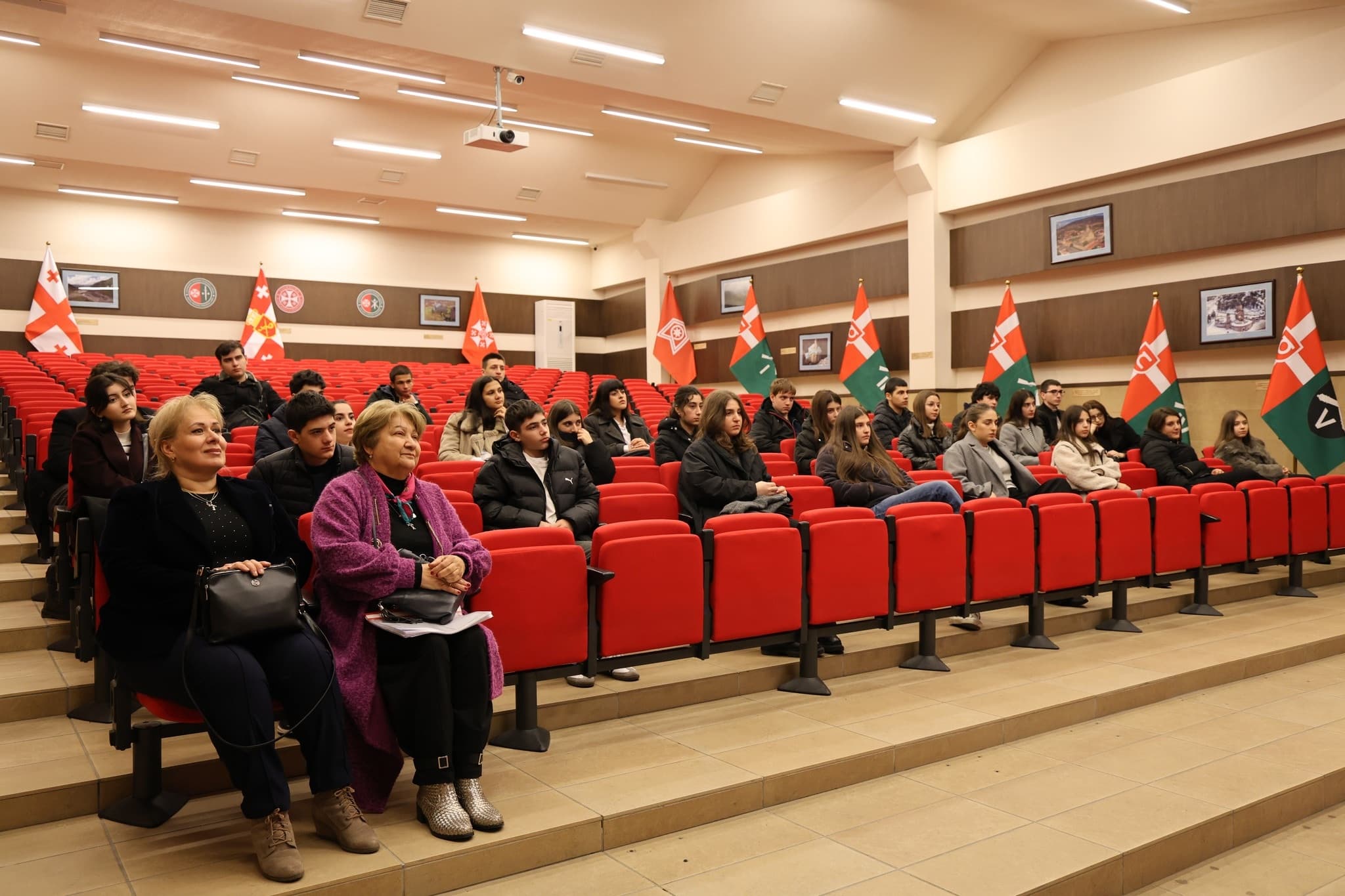 <p style="text-align: justify">ეროვნული თავდაცვის აკადემიაში თბილისის საშუალო სკოლა „ლამპარის“ მოსწავლეები იმყოფებოდნენ. იუნკერებმა სკოლის მოსწავლეებს გააცნეს პრეზენტაცია ეროვნული თავდაცვის აკადემიის შესახებ. პრეზენტაციამ კითხვა - პასუხის რეჟიმში ჩაიარა.</p><p style="text-align: justify">"სტუმრებმა ამომწურავი ინფორმაცია მიიღეს ეროვნული თავდაცვის აკადემიის ბაკალავრიატის, ქართულ ენაში მომზადების პროგრამების და იუნკერთა სასწავლო ბატალიონის შესახებ. პრეზენტაციის შემდეგ მოსწავლეებმა აკადემიის ინფრასტრუქტურა დაათვალიერეს.</p><p style="text-align: justify">აღნიშნული სახის ვიზიტები ეხმარება საზოგადოებაში აკადემიის შესახებ ცნობადობის ამაღლებას და აკადემიის პოპულარიზაციის გაზრდას", - აცხადებენ თავდაცვის აკადემიაში.</p><p> </p>