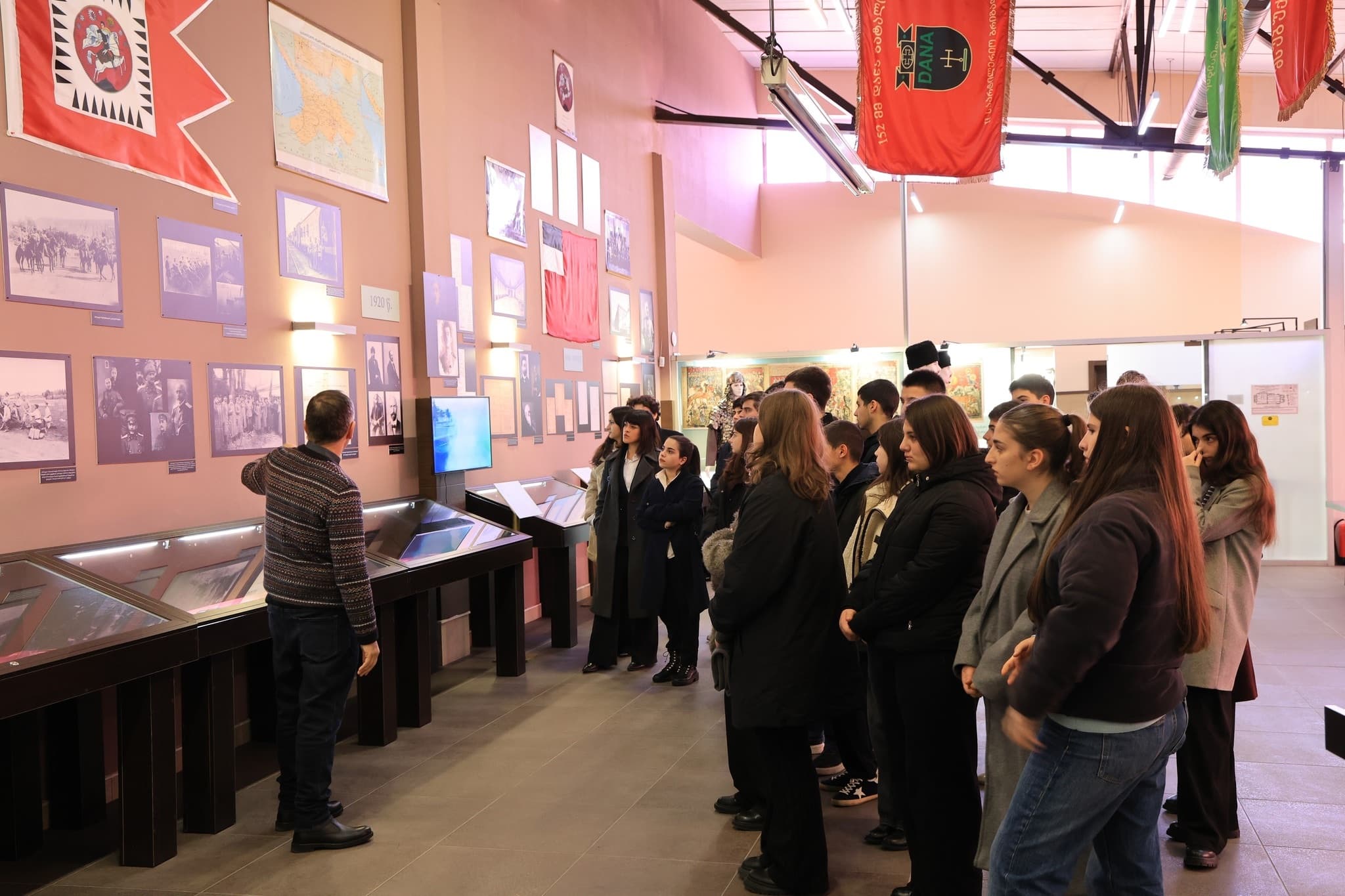 <p style="text-align: justify">ეროვნული თავდაცვის აკადემიაში თბილისის საშუალო სკოლა „ლამპარის“ მოსწავლეები იმყოფებოდნენ. იუნკერებმა სკოლის მოსწავლეებს გააცნეს პრეზენტაცია ეროვნული თავდაცვის აკადემიის შესახებ. პრეზენტაციამ კითხვა - პასუხის რეჟიმში ჩაიარა.</p><p style="text-align: justify">"სტუმრებმა ამომწურავი ინფორმაცია მიიღეს ეროვნული თავდაცვის აკადემიის ბაკალავრიატის, ქართულ ენაში მომზადების პროგრამების და იუნკერთა სასწავლო ბატალიონის შესახებ. პრეზენტაციის შემდეგ მოსწავლეებმა აკადემიის ინფრასტრუქტურა დაათვალიერეს.</p><p style="text-align: justify">აღნიშნული სახის ვიზიტები ეხმარება საზოგადოებაში აკადემიის შესახებ ცნობადობის ამაღლებას და აკადემიის პოპულარიზაციის გაზრდას", - აცხადებენ თავდაცვის აკადემიაში.</p><p> </p>