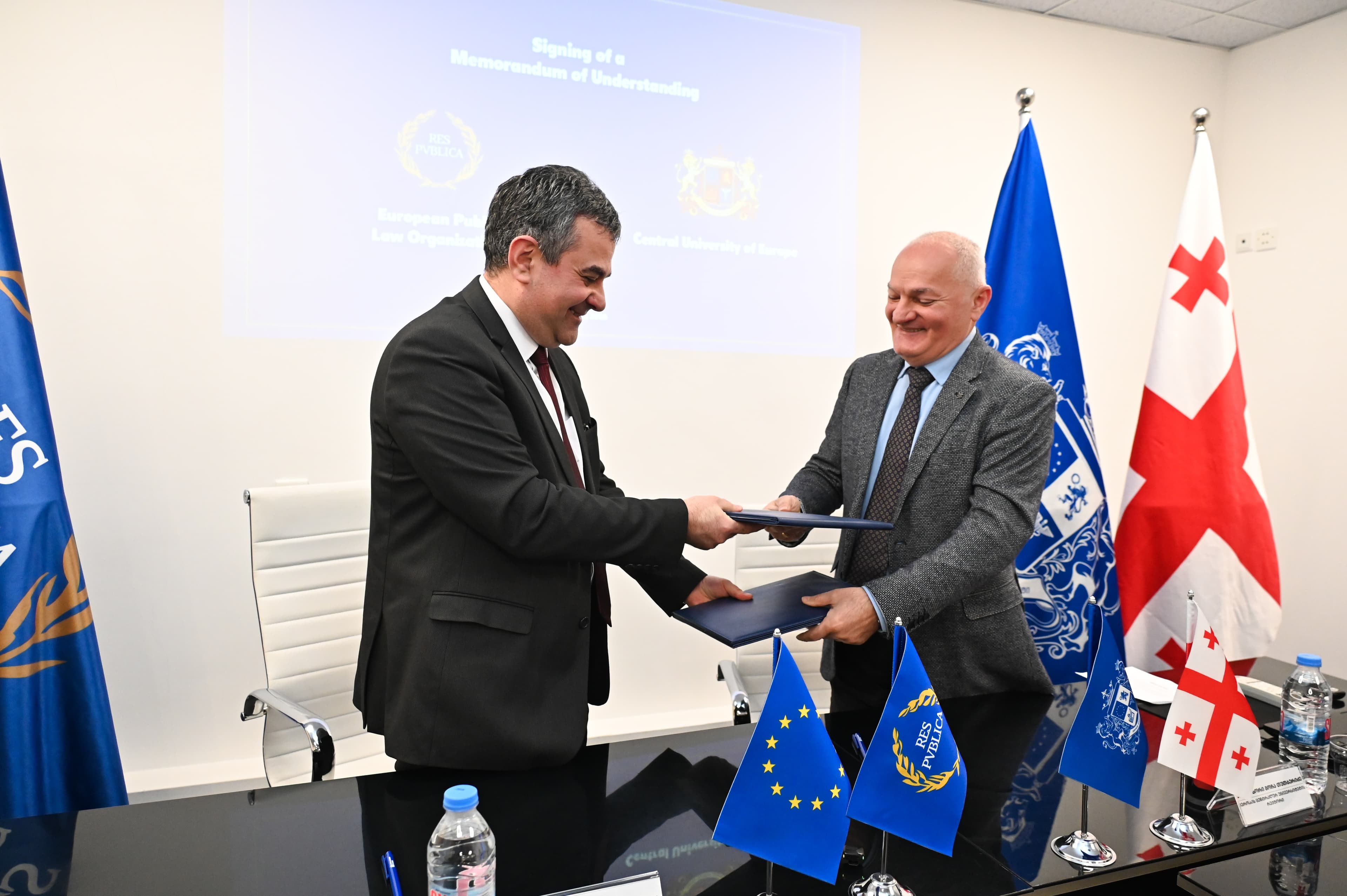 The memorandum was signed by Vasiliki Lykoura, EPLO’s Secretary-General, and Gocha Tutberidze, Rector of the Central University of Europe