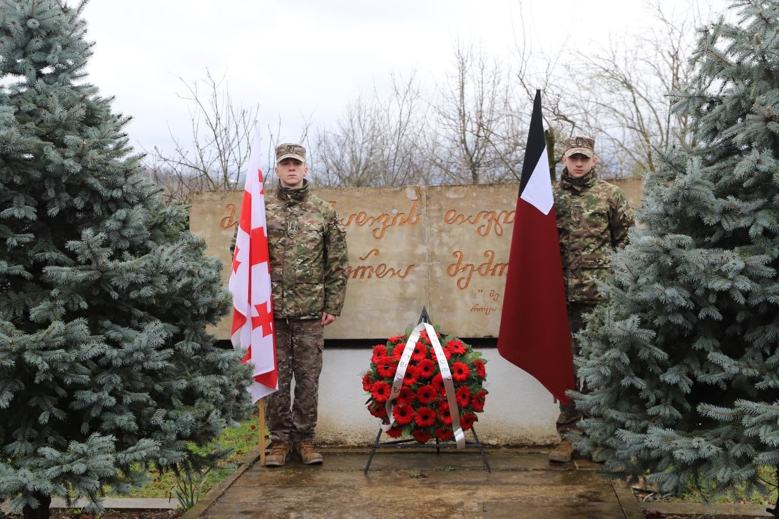 <p style="text-align: justify">თერჯოლის მუნიციპალიტეტის მერმა მანუჩარ რობაქიძემ, საკრებულოს თავმჯდომარე სოსო ჩაფიჩაძესთან ერთად, იუნკერთა ხსოვნას პატივი მიაგო.</p><p style="text-align: justify">თერჯოლის მერმა და საკრებულოს თავმჯდომარემ გმირთა მემორიალი გვირგვინით შეამკეს.</p><p style="text-align: justify">თერჯოლისა და ტყიბულის ეპარქიის სასულიერო პირებმა იუნკერთა სულის მოსახსენებელი პანაშვიდი გადაიხადეს.</p><p style="text-align: justify">თერჯოლის მერიის განათლების, კულტურის, სპორტის და ახალგაზრდულ საქმეთა სამსახურის ორგანიზებით გაიმართა იუნკერთა ხსოვნის დღისადმი მიძღვნილი ღონისძიება, რომელშიც გენერალ გიორგი კვინიტაძის სახელობის კადეტთა სამხედრო ლიცეუმის კადეტები, კერძო სკოლა "მზეკაბანის" მოსწავლეები, ანსამბლები "იმერეთი“, "მასპინძელო“ და "იმედი“ მონაწილეობდნენ.</p><p style="text-align: justify">ღონისძიებას ადგილობრივი ხელისუფლების, ა(ა)იპების და საგანმანათლებლო დაწესებულებების წარმომადგენლები ესწრებოდნენ.</p>