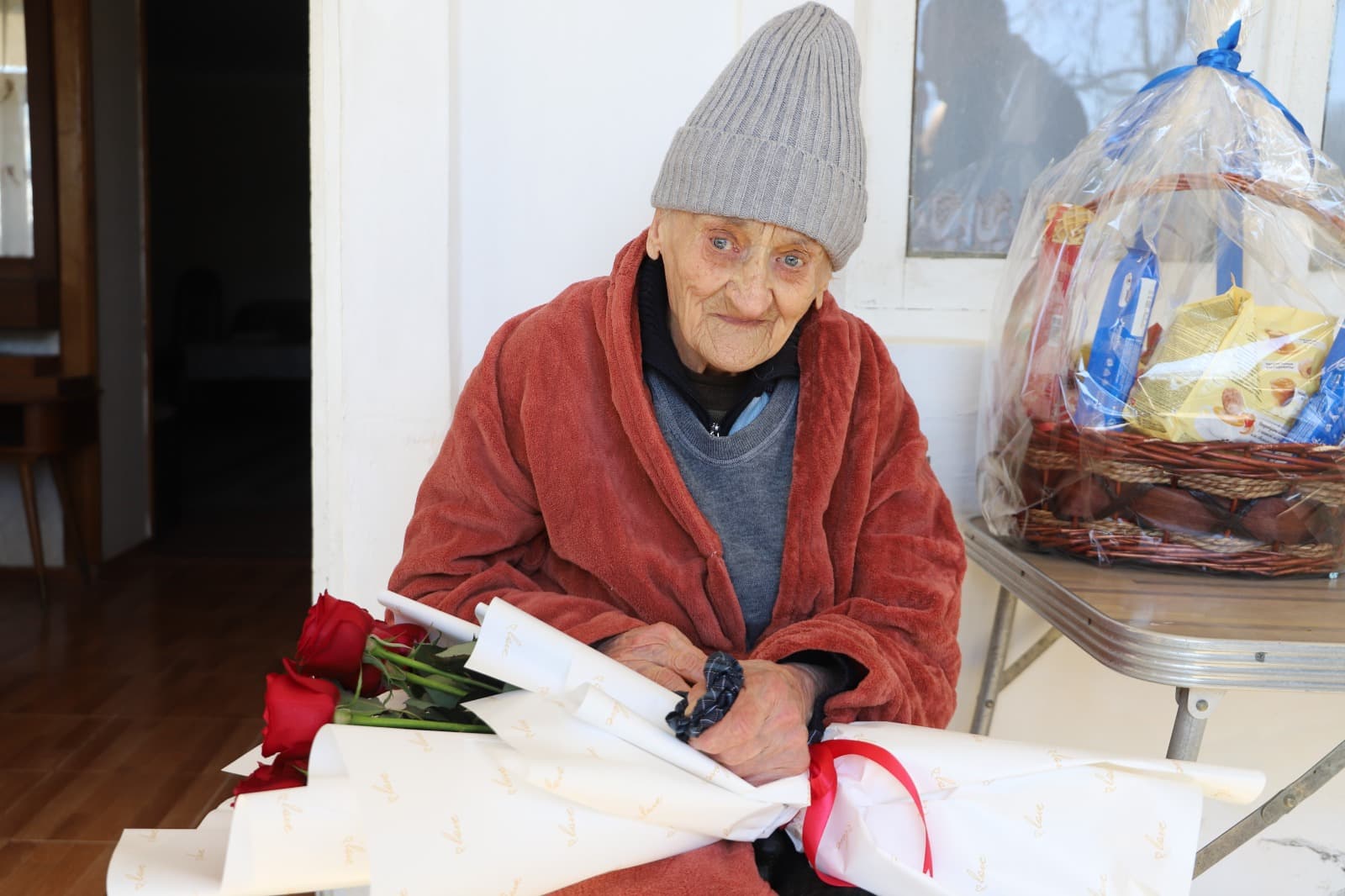 <p style="text-align: justify">თერჯოლის მუნიციპალიტეტის მერმა მანუჩარ რობაქიძემ, საკრებულოს თავმჯდომარე სოსო ჩაფიჩაძესთან ერთად, სოფელ ზედა საზანოში მცხოვრებ 101 წლის ჟენია ჩუბინიძეს დაბადების დღე მიულოცა.</p><p style="text-align: justify">მანუჩარ რობაქიძემ და სოსო ჩაფიჩაძემ იუბილარს ჯანმრთელობა და მხნეობა უსურვეს.</p><p style="text-align: justify">თერჯოლის მუნიციპალიტეტში 100 წელს გადაცილებული 3 მოქალაქე ცხოვრობს.</p>