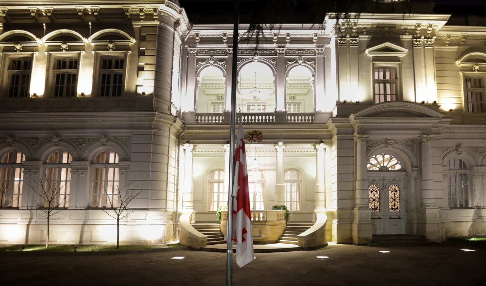 საბჭოთა ოკუპაციის დღესთან დაკავშირებით პრეზიდენტის სასახლეზე სახელმწიფო დროშა დაეშვა