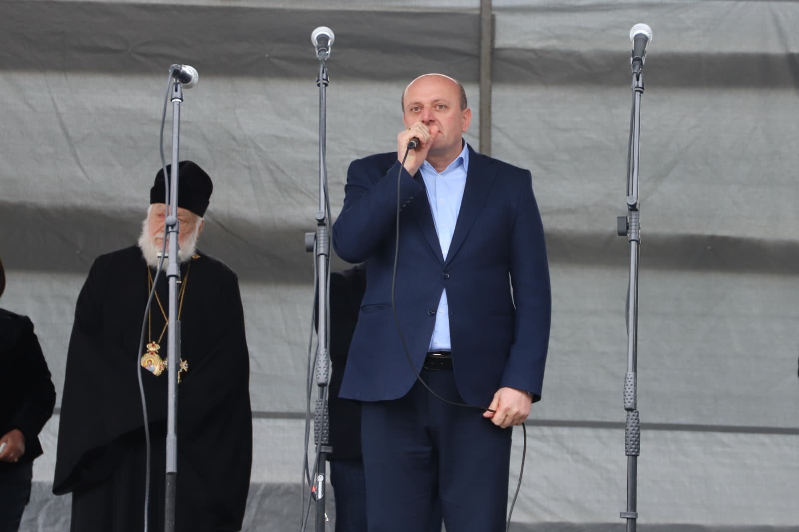 <p style="text-align: justify">თერჯოლის მუნიციპალიტეტის მერმა მანუჩარ რობაქიძემ, საკრებულოს თავმჯდომარე სოსო ჩაფიჩაძესთან ერთად, სოფელ ჩხარში დედის ძეგლი ყვავილებით შეამკო და 3 მარტისადმი მიძღვნილ ღონისძიებას დაესწრო. </p><p style="text-align: justify">თერჯოლის მერიის განათლების, კულტურის, სპორტის და ახალგაზრდულ საქმეთა სამსახურის ორგანიზებით, დედის დღესთან დაკავშირებით მრავალფეროვანი აქტივობები მოეწყო: დედის ძეგლის მიმდებარედ მოლბერტებზე განთავსებული იყო სამხატვრო სკოლის მოსწავლეთა თემატური ნამუშევრები და ადგილობრივი ხალხური რეწვის ოსტატების ნამუშევრების გამოფენა-გაყიდვა. </p><p style="text-align: justify">ჩხარის ცენტრში, ადგილობრივი შემოქმედებითი ანსამბლების ჩართულობით გაიმართა, დედის დღისადმი მიძღვნილი საზეიმო კონცერტი სახელწოდებით "ჩამჭიდე ხელი“.</p><p style="text-align: justify">ღონისძიებას ჩხარის მცხოვრებლებთან ერთად, ადგილობრივი ხელისუფლების წარმომადგენლები, სასულიერო პირები და მოწვეული სტუმრები დაესწრნენ.</p>