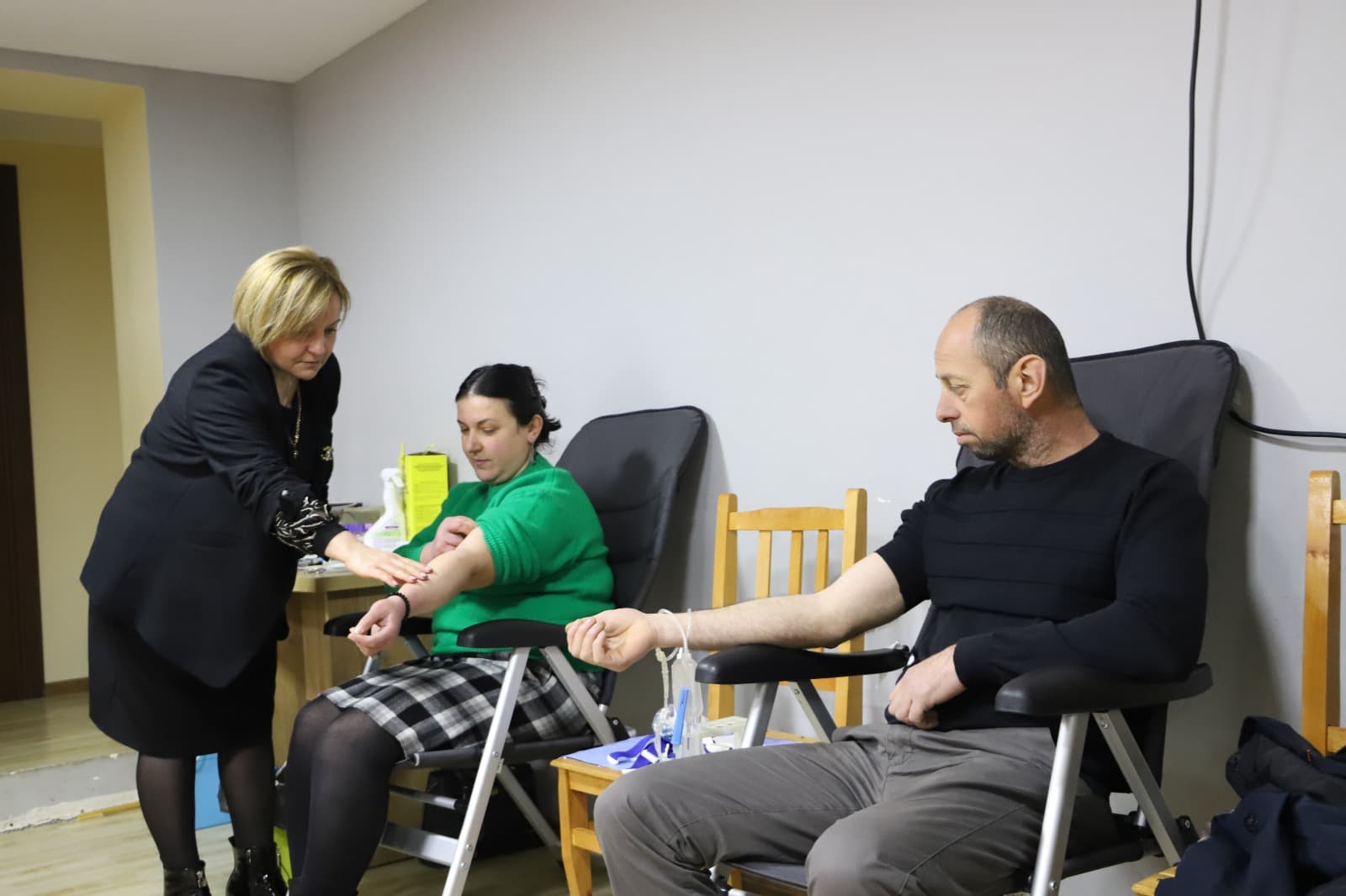 <p style="text-align: justify">თერჯოლის მუნიციპალიტეტის მერიის მხარდაჭერით და ა(ა)იპ "ცენტრალური სისხლის დაწესებულების" ორგანიზებით, თერჯოლაში სისხლის უანგარო დონაციის აქცია ჩატარდა.</p><p style="text-align: justify">დონაციაში სლოგანით "გაიღე სისხლი, მიეცი იმედი: ჩვენ ერთად გადავარჩენთ სიცოცხლეს“ მოქალაქეებთან ერთად, ადგილობრივი ხელისუფლების წარმომადგენლები მონაწილეობდნენ.</p><p style="text-align: justify">მუნიციპალიტეტის მერმა მანუჩარ რობაქიძემ და მერიის სოციალური სამსახურის უფროსმა დიანა ფოცხვერაშვილმა აქციაში მონაწილე ექიმებს და დონორებს მადლობა გადაუხადეს.</p><p style="text-align: justify">მერის განმარტებით, სისხლის დონაციის მსგავსი აქციები ძალიან მნიშვნელოვანია, რადგან სისხლის გადასხმა ათასობით ადამიანის სიცოცხლის გადარჩენის შესაძლებლობას იძლევა, მუნიციპალიტეტის მერია მუდმივად დადგება ადამიანების ჯანმრთელობის სადარაჯოზე და ხელს შეუწყობს უანგარო დონორის აქციის მოწყობას.</p>