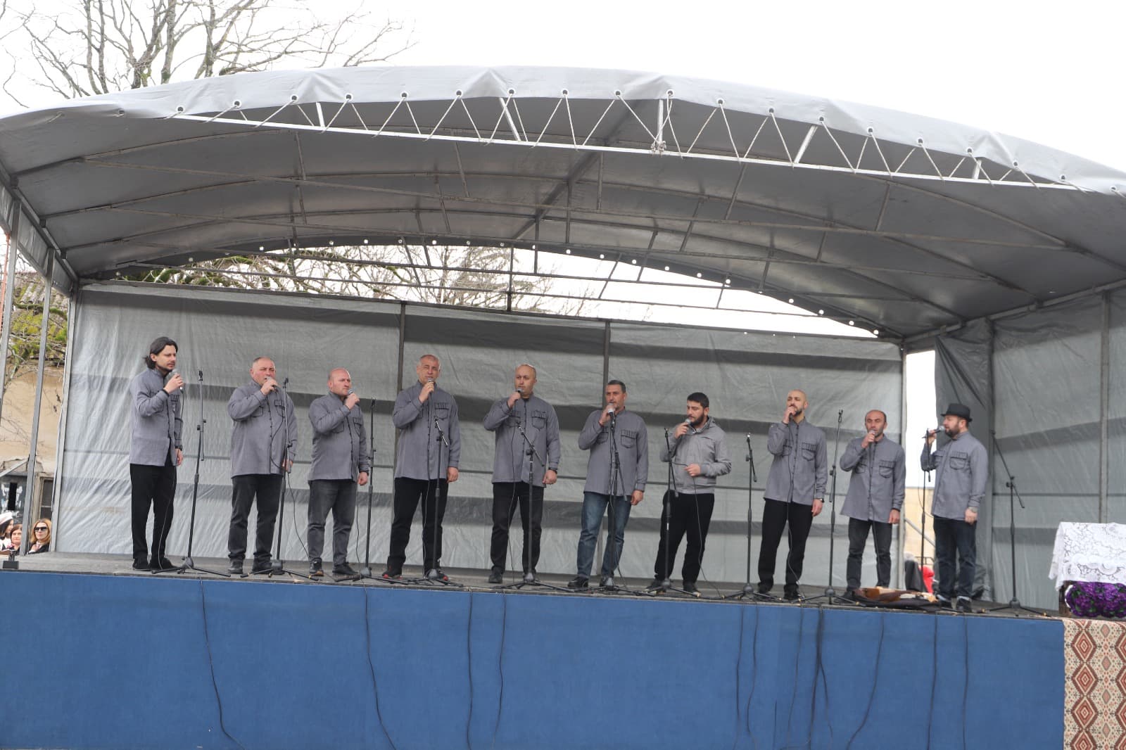 <p style="text-align: justify">თერჯოლის მუნიციპალიტეტის მერმა მანუჩარ რობაქიძემ, საკრებულოს თავმჯდომარე სოსო ჩაფიჩაძესთან ერთად, სოფელ ჩხარში დედის ძეგლი ყვავილებით შეამკო და 3 მარტისადმი მიძღვნილ ღონისძიებას დაესწრო. </p><p style="text-align: justify">თერჯოლის მერიის განათლების, კულტურის, სპორტის და ახალგაზრდულ საქმეთა სამსახურის ორგანიზებით, დედის დღესთან დაკავშირებით მრავალფეროვანი აქტივობები მოეწყო: დედის ძეგლის მიმდებარედ მოლბერტებზე განთავსებული იყო სამხატვრო სკოლის მოსწავლეთა თემატური ნამუშევრები და ადგილობრივი ხალხური რეწვის ოსტატების ნამუშევრების გამოფენა-გაყიდვა. </p><p style="text-align: justify">ჩხარის ცენტრში, ადგილობრივი შემოქმედებითი ანსამბლების ჩართულობით გაიმართა, დედის დღისადმი მიძღვნილი საზეიმო კონცერტი სახელწოდებით "ჩამჭიდე ხელი“.</p><p style="text-align: justify">ღონისძიებას ჩხარის მცხოვრებლებთან ერთად, ადგილობრივი ხელისუფლების წარმომადგენლები, სასულიერო პირები და მოწვეული სტუმრები დაესწრნენ.</p>