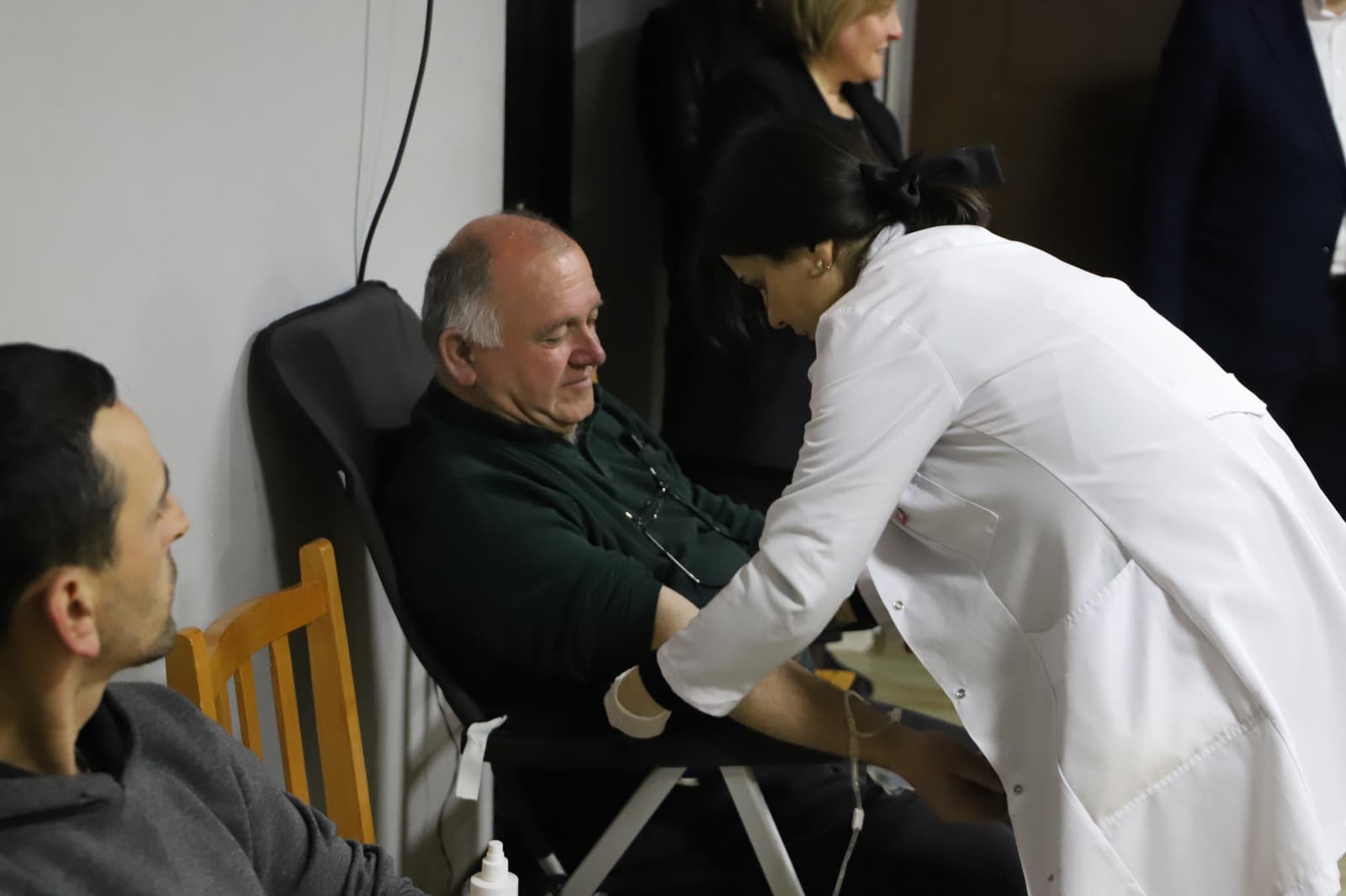 <p style="text-align: justify">თერჯოლის მუნიციპალიტეტის მერიის მხარდაჭერით და ა(ა)იპ "ცენტრალური სისხლის დაწესებულების" ორგანიზებით, თერჯოლაში სისხლის უანგარო დონაციის აქცია ჩატარდა.</p><p style="text-align: justify">დონაციაში სლოგანით "გაიღე სისხლი, მიეცი იმედი: ჩვენ ერთად გადავარჩენთ სიცოცხლეს“ მოქალაქეებთან ერთად, ადგილობრივი ხელისუფლების წარმომადგენლები მონაწილეობდნენ.</p><p style="text-align: justify">მუნიციპალიტეტის მერმა მანუჩარ რობაქიძემ და მერიის სოციალური სამსახურის უფროსმა დიანა ფოცხვერაშვილმა აქციაში მონაწილე ექიმებს და დონორებს მადლობა გადაუხადეს.</p><p style="text-align: justify">მერის განმარტებით, სისხლის დონაციის მსგავსი აქციები ძალიან მნიშვნელოვანია, რადგან სისხლის გადასხმა ათასობით ადამიანის სიცოცხლის გადარჩენის შესაძლებლობას იძლევა, მუნიციპალიტეტის მერია მუდმივად დადგება ადამიანების ჯანმრთელობის სადარაჯოზე და ხელს შეუწყობს უანგარო დონორის აქციის მოწყობას.</p>