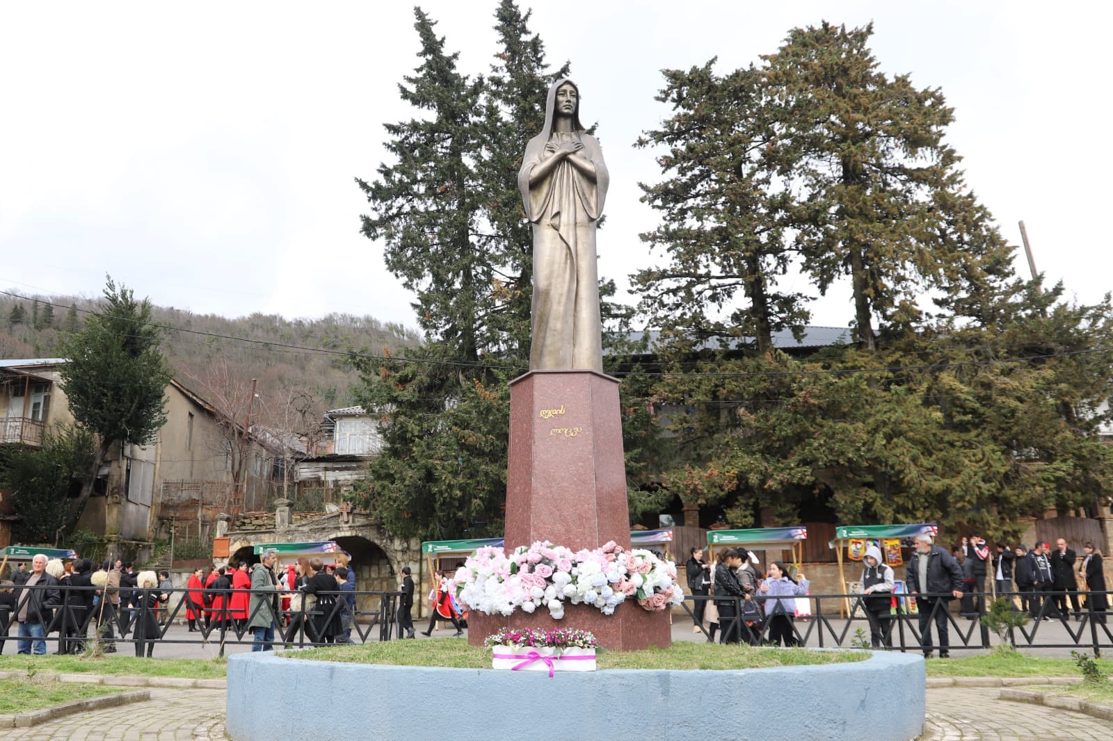 <p style="text-align: justify">თერჯოლის მუნიციპალიტეტის მერმა მანუჩარ რობაქიძემ, საკრებულოს თავმჯდომარე სოსო ჩაფიჩაძესთან ერთად, სოფელ ჩხარში დედის ძეგლი ყვავილებით შეამკო და 3 მარტისადმი მიძღვნილ ღონისძიებას დაესწრო. </p><p style="text-align: justify">თერჯოლის მერიის განათლების, კულტურის, სპორტის და ახალგაზრდულ საქმეთა სამსახურის ორგანიზებით, დედის დღესთან დაკავშირებით მრავალფეროვანი აქტივობები მოეწყო: დედის ძეგლის მიმდებარედ მოლბერტებზე განთავსებული იყო სამხატვრო სკოლის მოსწავლეთა თემატური ნამუშევრები და ადგილობრივი ხალხური რეწვის ოსტატების ნამუშევრების გამოფენა-გაყიდვა. </p><p style="text-align: justify">ჩხარის ცენტრში, ადგილობრივი შემოქმედებითი ანსამბლების ჩართულობით გაიმართა, დედის დღისადმი მიძღვნილი საზეიმო კონცერტი სახელწოდებით "ჩამჭიდე ხელი“.</p><p style="text-align: justify">ღონისძიებას ჩხარის მცხოვრებლებთან ერთად, ადგილობრივი ხელისუფლების წარმომადგენლები, სასულიერო პირები და მოწვეული სტუმრები დაესწრნენ.</p>