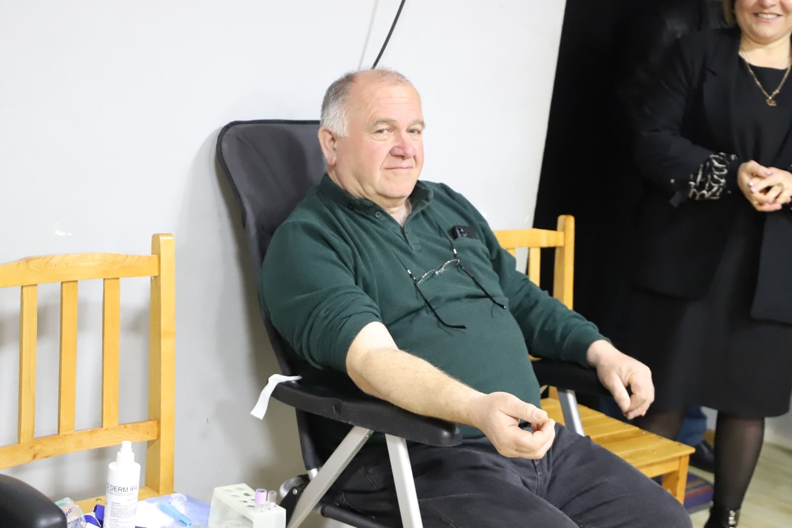 <p style="text-align: justify">თერჯოლის მუნიციპალიტეტის მერიის მხარდაჭერით და ა(ა)იპ "ცენტრალური სისხლის დაწესებულების" ორგანიზებით, თერჯოლაში სისხლის უანგარო დონაციის აქცია ჩატარდა.</p><p style="text-align: justify">დონაციაში სლოგანით "გაიღე სისხლი, მიეცი იმედი: ჩვენ ერთად გადავარჩენთ სიცოცხლეს“ მოქალაქეებთან ერთად, ადგილობრივი ხელისუფლების წარმომადგენლები მონაწილეობდნენ.</p><p style="text-align: justify">მუნიციპალიტეტის მერმა მანუჩარ რობაქიძემ და მერიის სოციალური სამსახურის უფროსმა დიანა ფოცხვერაშვილმა აქციაში მონაწილე ექიმებს და დონორებს მადლობა გადაუხადეს.</p><p style="text-align: justify">მერის განმარტებით, სისხლის დონაციის მსგავსი აქციები ძალიან მნიშვნელოვანია, რადგან სისხლის გადასხმა ათასობით ადამიანის სიცოცხლის გადარჩენის შესაძლებლობას იძლევა, მუნიციპალიტეტის მერია მუდმივად დადგება ადამიანების ჯანმრთელობის სადარაჯოზე და ხელს შეუწყობს უანგარო დონორის აქციის მოწყობას.</p>