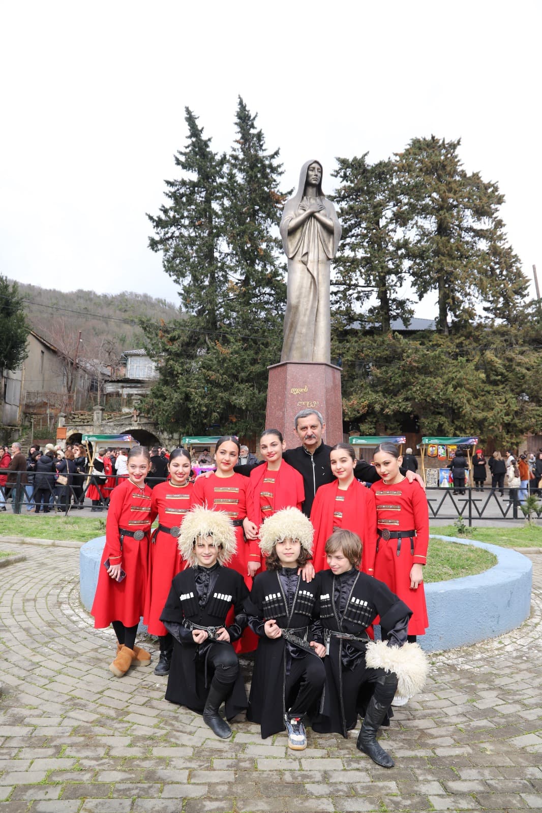 <p style="text-align: justify">თერჯოლის მუნიციპალიტეტის მერმა მანუჩარ რობაქიძემ, საკრებულოს თავმჯდომარე სოსო ჩაფიჩაძესთან ერთად, სოფელ ჩხარში დედის ძეგლი ყვავილებით შეამკო და 3 მარტისადმი მიძღვნილ ღონისძიებას დაესწრო. </p><p style="text-align: justify">თერჯოლის მერიის განათლების, კულტურის, სპორტის და ახალგაზრდულ საქმეთა სამსახურის ორგანიზებით, დედის დღესთან დაკავშირებით მრავალფეროვანი აქტივობები მოეწყო: დედის ძეგლის მიმდებარედ მოლბერტებზე განთავსებული იყო სამხატვრო სკოლის მოსწავლეთა თემატური ნამუშევრები და ადგილობრივი ხალხური რეწვის ოსტატების ნამუშევრების გამოფენა-გაყიდვა. </p><p style="text-align: justify">ჩხარის ცენტრში, ადგილობრივი შემოქმედებითი ანსამბლების ჩართულობით გაიმართა, დედის დღისადმი მიძღვნილი საზეიმო კონცერტი სახელწოდებით "ჩამჭიდე ხელი“.</p><p style="text-align: justify">ღონისძიებას ჩხარის მცხოვრებლებთან ერთად, ადგილობრივი ხელისუფლების წარმომადგენლები, სასულიერო პირები და მოწვეული სტუმრები დაესწრნენ.</p>