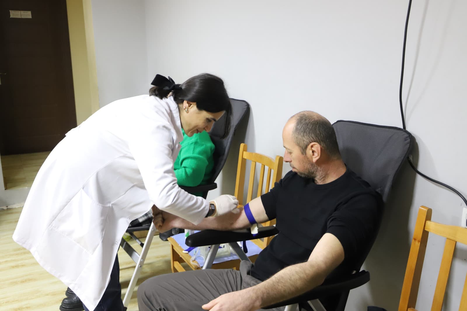 <p style="text-align: justify">თერჯოლის მუნიციპალიტეტის მერიის მხარდაჭერით და ა(ა)იპ "ცენტრალური სისხლის დაწესებულების" ორგანიზებით, თერჯოლაში სისხლის უანგარო დონაციის აქცია ჩატარდა.</p><p style="text-align: justify">დონაციაში სლოგანით "გაიღე სისხლი, მიეცი იმედი: ჩვენ ერთად გადავარჩენთ სიცოცხლეს“ მოქალაქეებთან ერთად, ადგილობრივი ხელისუფლების წარმომადგენლები მონაწილეობდნენ.</p><p style="text-align: justify">მუნიციპალიტეტის მერმა მანუჩარ რობაქიძემ და მერიის სოციალური სამსახურის უფროსმა დიანა ფოცხვერაშვილმა აქციაში მონაწილე ექიმებს და დონორებს მადლობა გადაუხადეს.</p><p style="text-align: justify">მერის განმარტებით, სისხლის დონაციის მსგავსი აქციები ძალიან მნიშვნელოვანია, რადგან სისხლის გადასხმა ათასობით ადამიანის სიცოცხლის გადარჩენის შესაძლებლობას იძლევა, მუნიციპალიტეტის მერია მუდმივად დადგება ადამიანების ჯანმრთელობის სადარაჯოზე და ხელს შეუწყობს უანგარო დონორის აქციის მოწყობას.</p>