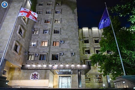 პროკურატურამ ჯგუფურად წამების, გამოძალვის, ძარცვის, ძალადობის ორგანიზების და მასში მონაწილეობის ფაქტებზე 12 პირს ბრალდება წარუდგინა