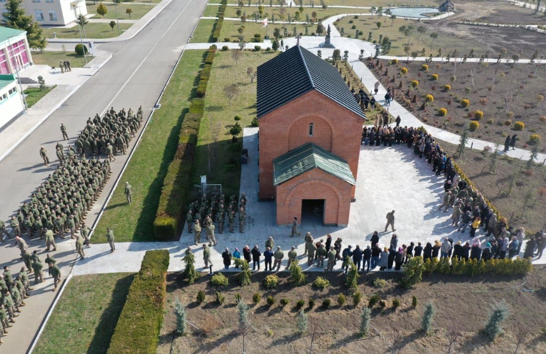 ეროვნული თავდაცვის აკადემიაში მდებარე ტაძარში პატრიარქის სულის მოსახსენებელი პანაშვიდი გადაიხადეს