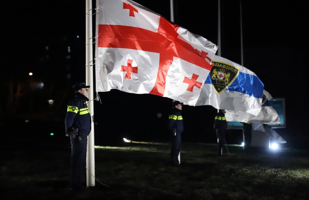 შსს-ს ადმინისტრაციულ შენობებზე სახელმწიფო დროშები დაეშვა