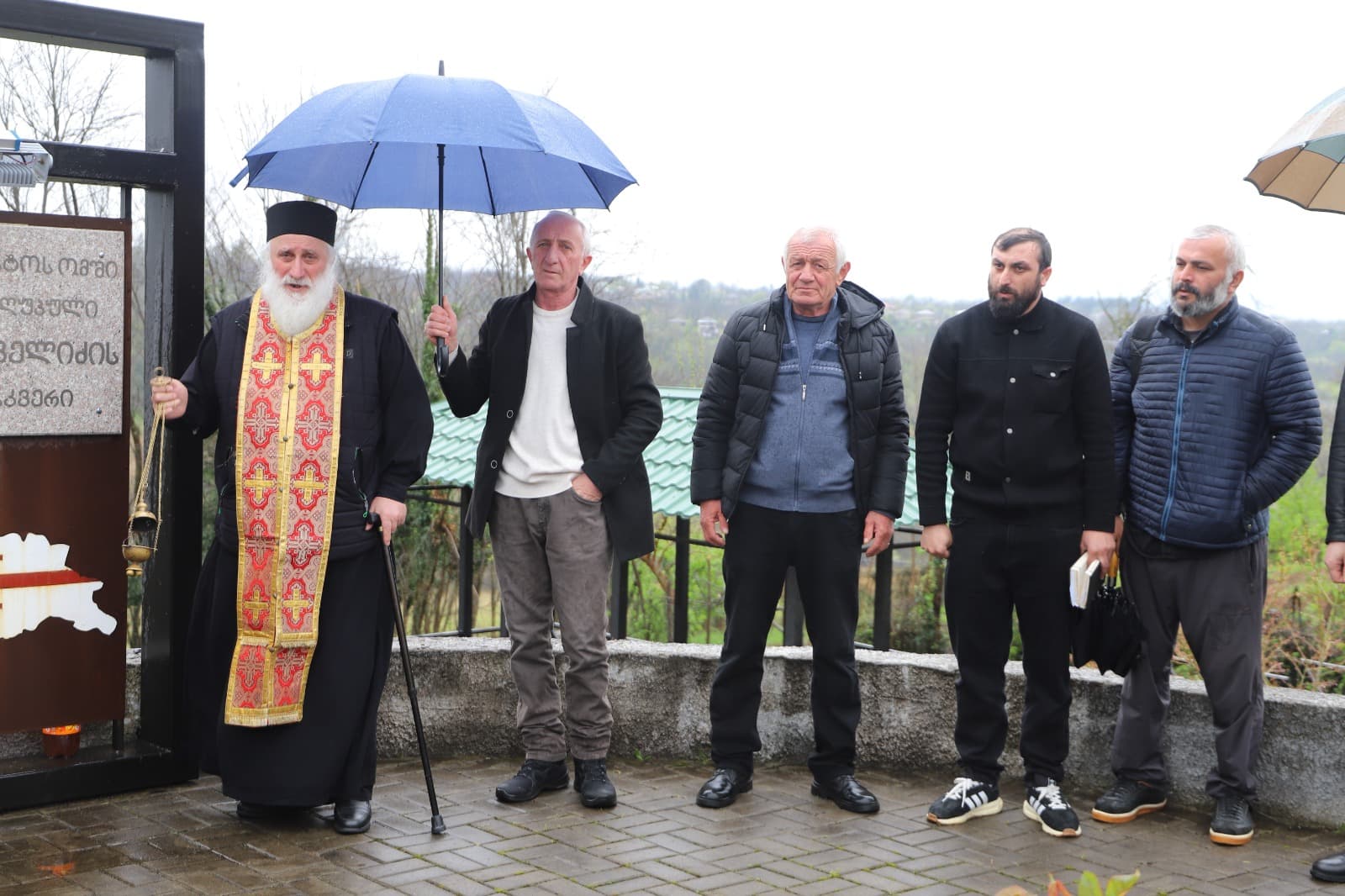 <p style="text-align: justify">თერჯოლის მუნიციპალიტეტის მერმა მანუჩარ რობაქიძემ, საკრებულოს თავმჯდომარე სოსო ჩაფიჩაძესთან, მოადგილეებთან და საკრებულოს წევრებთან ერთად, აგვისტოს ომში დაღუპული სამხედრო მოსამსახურის ალია ბარდაველიძის სახელობის მემორიალი გვირგვინით შეამკო და დაღუპული გმირის ხსოვნას პატივი მიაგო.</p><p style="text-align: justify">ალია ბარდაველიძეს დღეს 42 წელი შეუსრულდებოდა.</p><p style="text-align: justify">თერჯოლისა და ტყიბულის ეპარქიის სასულიერო პირმა, მამა ამირან ქარქაშაძემ გმირის სულის მოსახსენებელი პანაშვიდი გადაიხადა.</p><p style="text-align: justify">მემორიალთან ადგილობრივი თვითმმართველობის წარმომადგენლებთან ერთად, ალია ბარდაველიძის ოჯახის წევრები, მეგობრები და სამხედრო პირები იმყოფებოდნენ, რომლებმაც მისი გმირობის ისტორია გაიხსენეს.</p><p style="text-align: justify">ალია ბარდაველიძე - ლეიტენანტი, ვახტანგ გორგასლის I ხარისხის ორდენოსანია, რომელიც 2008 წლის რუსეთ-საქართველოს აგვისტოს ომში გმირულად დაიღუპა.</p>