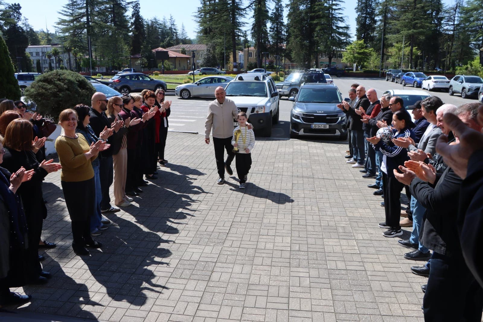 <p style="text-align: justify">წალენჯიხის მუნიციპალიტეტის მერმა გუბა საჯაიამ საქართველოს ჩემპიონს ჭადრაკში ანდრია სარიას მიღწეული წარმატება მიულოცა, ფულადი ჯილდო და სიმბოლური საჩუქარი გადასცა.</p><p style="text-align: justify">ანდრია ბათუმში საქართველოს ჭადრაკის ფედერაციის მიერ ორგანიზებული უმაღლესი ლიგის ჩემპიონატში 8 წლამდე ასაკის ჭაბუკთა შორის მონაწილეობდა, სადაც მან მორიგ დიდ წარმატებას მიაღწია.</p><p style="text-align: justify">წალენჯიხელი ანდრია სარია ა(ა)იპ წალენჯიხის სასპორტო ცენტრთან არსებული ჟორა მზარელუას სახელობის წალენჯიხის საჭადრაკო სკოლის მოსწავლეა.</p>