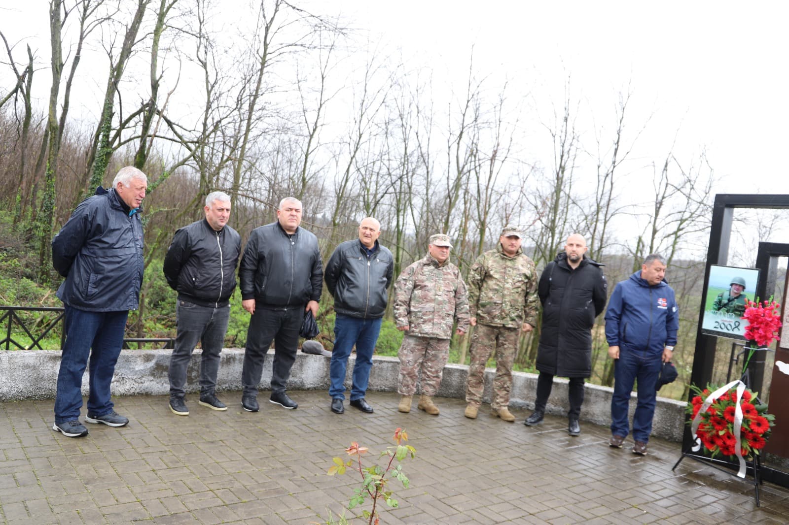 <p style="text-align: justify">თერჯოლის მუნიციპალიტეტის მერმა მანუჩარ რობაქიძემ, საკრებულოს თავმჯდომარე სოსო ჩაფიჩაძესთან, მოადგილეებთან და საკრებულოს წევრებთან ერთად, აგვისტოს ომში დაღუპული სამხედრო მოსამსახურის ალია ბარდაველიძის სახელობის მემორიალი გვირგვინით შეამკო და დაღუპული გმირის ხსოვნას პატივი მიაგო.</p><p style="text-align: justify">ალია ბარდაველიძეს დღეს 42 წელი შეუსრულდებოდა.</p><p style="text-align: justify">თერჯოლისა და ტყიბულის ეპარქიის სასულიერო პირმა, მამა ამირან ქარქაშაძემ გმირის სულის მოსახსენებელი პანაშვიდი გადაიხადა.</p><p style="text-align: justify">მემორიალთან ადგილობრივი თვითმმართველობის წარმომადგენლებთან ერთად, ალია ბარდაველიძის ოჯახის წევრები, მეგობრები და სამხედრო პირები იმყოფებოდნენ, რომლებმაც მისი გმირობის ისტორია გაიხსენეს.</p><p style="text-align: justify">ალია ბარდაველიძე - ლეიტენანტი, ვახტანგ გორგასლის I ხარისხის ორდენოსანია, რომელიც 2008 წლის რუსეთ-საქართველოს აგვისტოს ომში გმირულად დაიღუპა.</p>