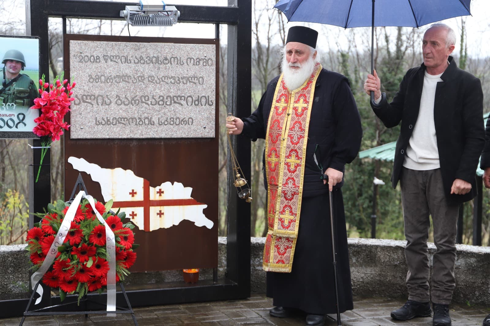 <p style="text-align: justify">თერჯოლის მუნიციპალიტეტის მერმა მანუჩარ რობაქიძემ, საკრებულოს თავმჯდომარე სოსო ჩაფიჩაძესთან, მოადგილეებთან და საკრებულოს წევრებთან ერთად, აგვისტოს ომში დაღუპული სამხედრო მოსამსახურის ალია ბარდაველიძის სახელობის მემორიალი გვირგვინით შეამკო და დაღუპული გმირის ხსოვნას პატივი მიაგო.</p><p style="text-align: justify">ალია ბარდაველიძეს დღეს 42 წელი შეუსრულდებოდა.</p><p style="text-align: justify">თერჯოლისა და ტყიბულის ეპარქიის სასულიერო პირმა, მამა ამირან ქარქაშაძემ გმირის სულის მოსახსენებელი პანაშვიდი გადაიხადა.</p><p style="text-align: justify">მემორიალთან ადგილობრივი თვითმმართველობის წარმომადგენლებთან ერთად, ალია ბარდაველიძის ოჯახის წევრები, მეგობრები და სამხედრო პირები იმყოფებოდნენ, რომლებმაც მისი გმირობის ისტორია გაიხსენეს.</p><p style="text-align: justify">ალია ბარდაველიძე - ლეიტენანტი, ვახტანგ გორგასლის I ხარისხის ორდენოსანია, რომელიც 2008 წლის რუსეთ-საქართველოს აგვისტოს ომში გმირულად დაიღუპა.</p>