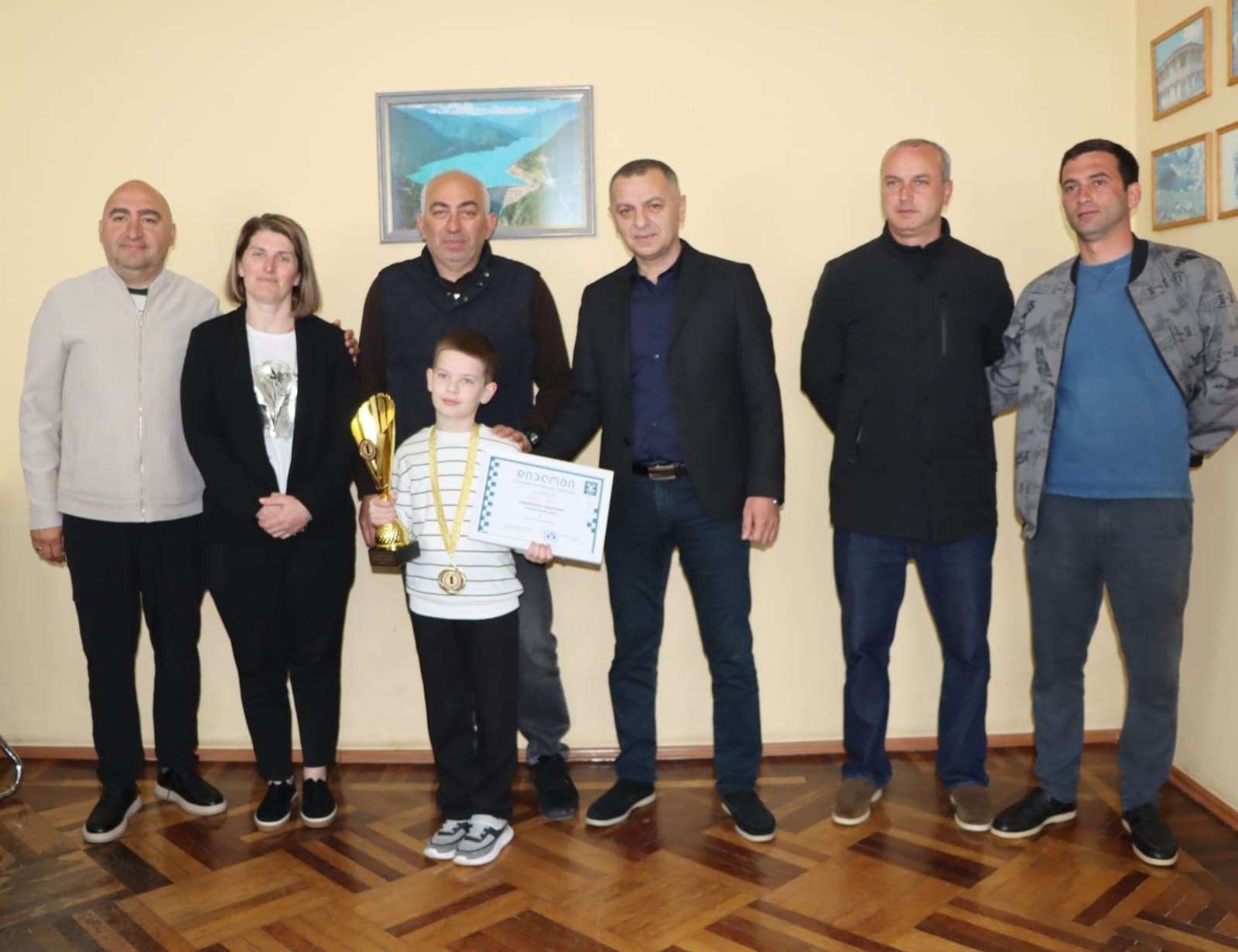 <p style="text-align: justify">წალენჯიხის მუნიციპალიტეტის მერმა გუბა საჯაიამ საქართველოს ჩემპიონს ჭადრაკში ანდრია სარიას მიღწეული წარმატება მიულოცა, ფულადი ჯილდო და სიმბოლური საჩუქარი გადასცა.</p><p style="text-align: justify">ანდრია ბათუმში საქართველოს ჭადრაკის ფედერაციის მიერ ორგანიზებული უმაღლესი ლიგის ჩემპიონატში 8 წლამდე ასაკის ჭაბუკთა შორის მონაწილეობდა, სადაც მან მორიგ დიდ წარმატებას მიაღწია.</p><p style="text-align: justify">წალენჯიხელი ანდრია სარია ა(ა)იპ წალენჯიხის სასპორტო ცენტრთან არსებული ჟორა მზარელუას სახელობის წალენჯიხის საჭადრაკო სკოლის მოსწავლეა.</p>