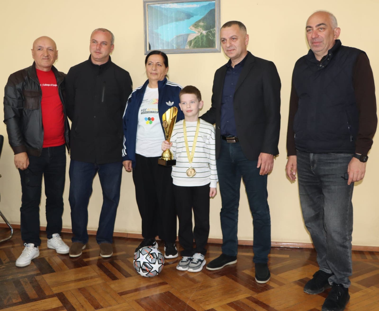 <p style="text-align: justify">წალენჯიხის მუნიციპალიტეტის მერმა გუბა საჯაიამ საქართველოს ჩემპიონს ჭადრაკში ანდრია სარიას მიღწეული წარმატება მიულოცა, ფულადი ჯილდო და სიმბოლური საჩუქარი გადასცა.</p><p style="text-align: justify">ანდრია ბათუმში საქართველოს ჭადრაკის ფედერაციის მიერ ორგანიზებული უმაღლესი ლიგის ჩემპიონატში 8 წლამდე ასაკის ჭაბუკთა შორის მონაწილეობდა, სადაც მან მორიგ დიდ წარმატებას მიაღწია.</p><p style="text-align: justify">წალენჯიხელი ანდრია სარია ა(ა)იპ წალენჯიხის სასპორტო ცენტრთან არსებული ჟორა მზარელუას სახელობის წალენჯიხის საჭადრაკო სკოლის მოსწავლეა.</p>