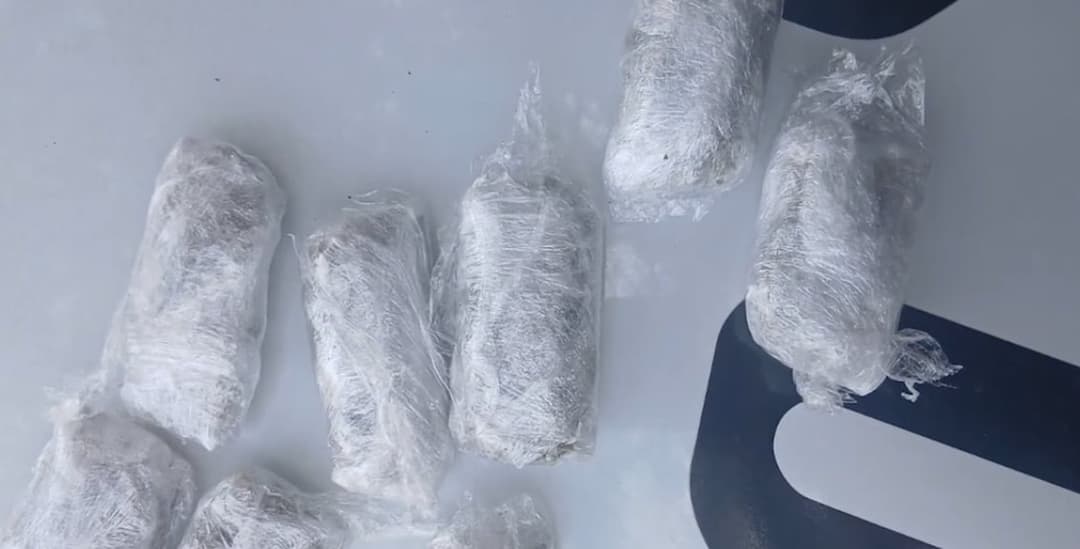 საპატრულო პოლიციამ თბილისსა და ბათუმში ნარკოტიკული საშუალებები ამოიღო, დაკავებულია 3 პირი