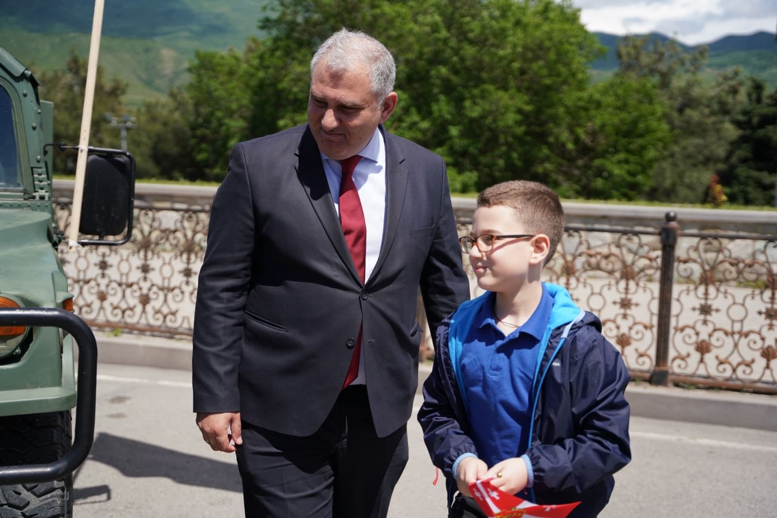 <p style="text-align: justify">მცხეთაში 26 მაისის საზეიმო თარიღი განსაკუთრებული მასშტაბით აღინიშნა, რაც ქვეყნის გაქრისტიანებიდან 1700 წლის საიუბილეო თარიღსაც უკავშირდება.</p><p style="text-align: justify">ისტორიულ დედაქალაქში მიმდინარე საზეიმო ღონისძიებებს ჯანდაცვის მინისტრი მიხეილ სარჯველაძე მოადგილე ირინე წაქაძესთან, სამინისტროს დაქვემდებარებული უწყების ხელმძღვანელ პირებთან, თანამშრომლებთან და ადგილობრივი ხელისუფლების წარმომადგენლებთან ერთად დაესწრო. მინისტრი ადგილზე გაეცნო თავდაცვის ძალების სამხედრო ტექნიკას, შეხვდა ბავშვების ზონაში შეკრებილ პატარებს და სამინისტროს მიერ მოწყობილი საგამოფენო სივრცეები დაათვალიერა. განსაკუთრებული ყურადღება დაეთმო საგანგებო სიტუაციების კოორდინაციისა და გადაუდებელი დახმარების ცენტრის კუთხეს, სადაც წარმოდგენილი იყო თანამედროვე რეანიმობილი და სამედიცინო მოტოტრანსპორტი, პარალელურად - მოქალაქეებისთვის პირველადი დახმარების აღმოჩენის საჩვენებელი სწავლება მიმდინარეობდა.</p><p style="text-align: justify">მიხეილ სარჯველაძემ მოსახლეობას დამოუკიდებლობის დღე და საქართველოს გაქრისტიანებიდან 1700 წლის საიუბილეო თარიღი მიულოცა. ჯანდაცვის მინისტრმა აღნიშნა, რომ წელს ეს დღესასწაული მთელი ქვეყნის მასშტაბით კიდევ უფრო გამორჩეულია, რადგან ორ მნიშვნელოვან ისტორიულ მოვლენას აერთიანებს.</p><p style="text-align: justify">მცხეთაში განსაკუთრებული საზეიმო განწყობით აღინიშნა საქართველოს დამოუკიდებლობის გამოცხადების ზუსტი დრო - 17:10 საათი, როდესაც შეკრებილმა საზოგადოებამ, ანსამბლ „ალილოსთან“ ერთად, სახელმწიფო ჰიმნი შეასრულა. დამოუკიდებლობის დღისადმი მიძღვნილი მრავალფეროვანი პროგრამა დასკვნითი კონცერტით დასრულდა.</p>